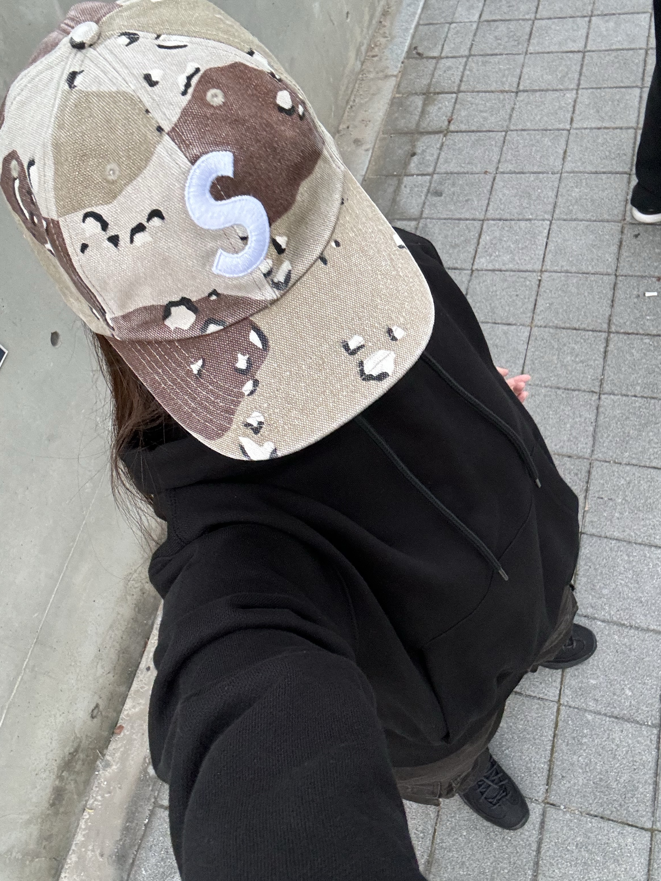 Supreme Pigment S Logo 6-Panel Chocolate Chip Camo - 24FW 착용 스타일 - 2