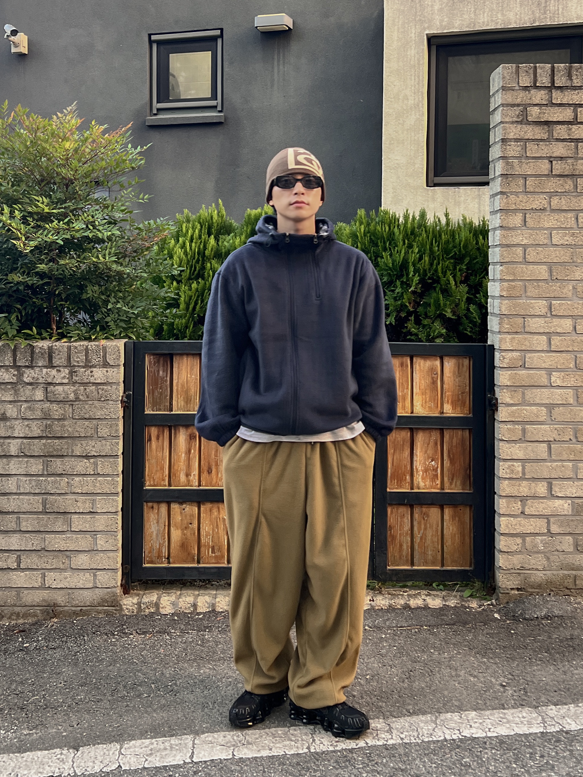 (W) Nike Shox TL Black and Max Orange, Stussy SS Link Skullcap Beanie Brown 착용 스타일 - 3