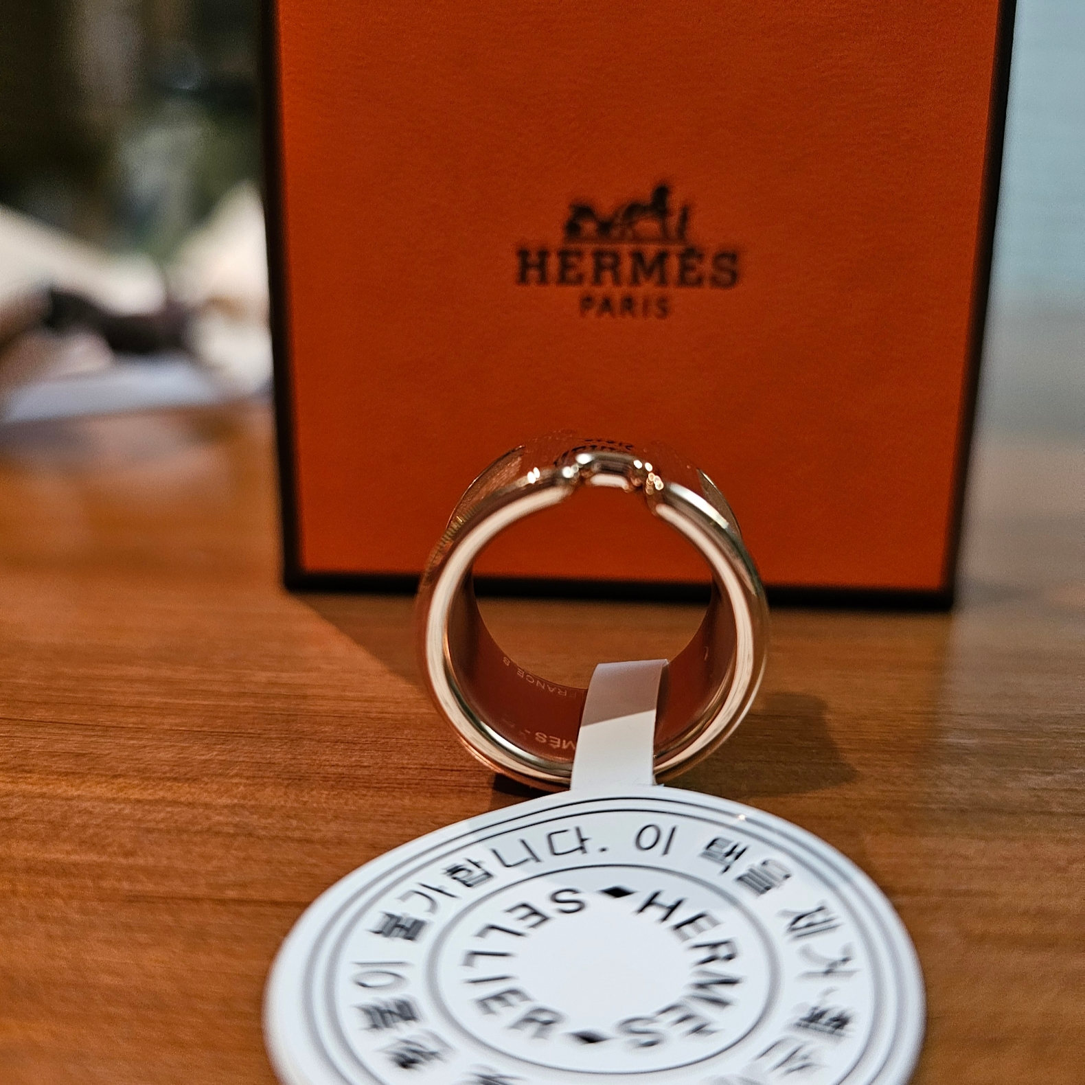 (W) Hermes Large Olympe Ring Calfskin Metal Rose Gold 착용 스타일 - 6