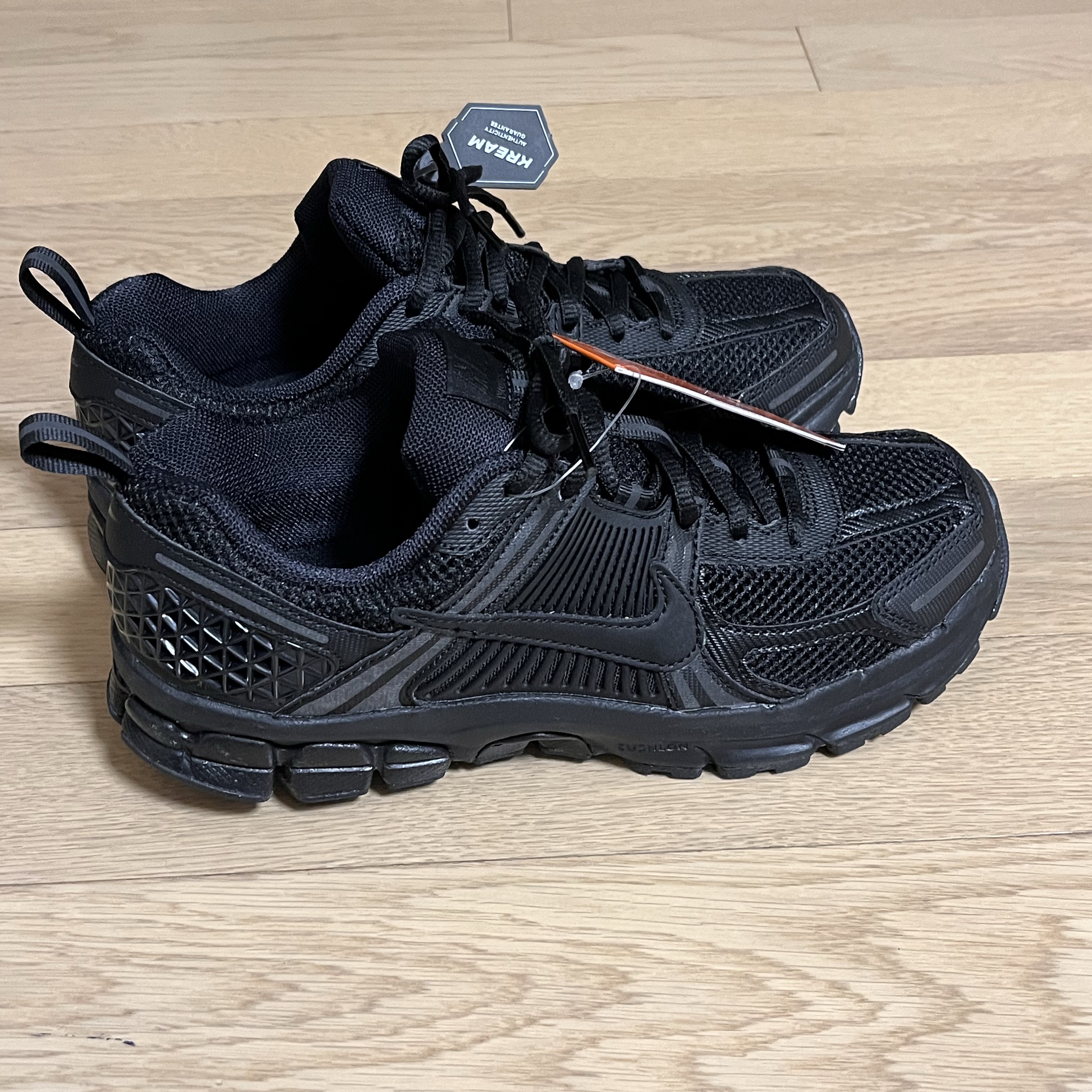 (GS) Nike Zoom Vomero 5 Black 착용 스타일 - 3