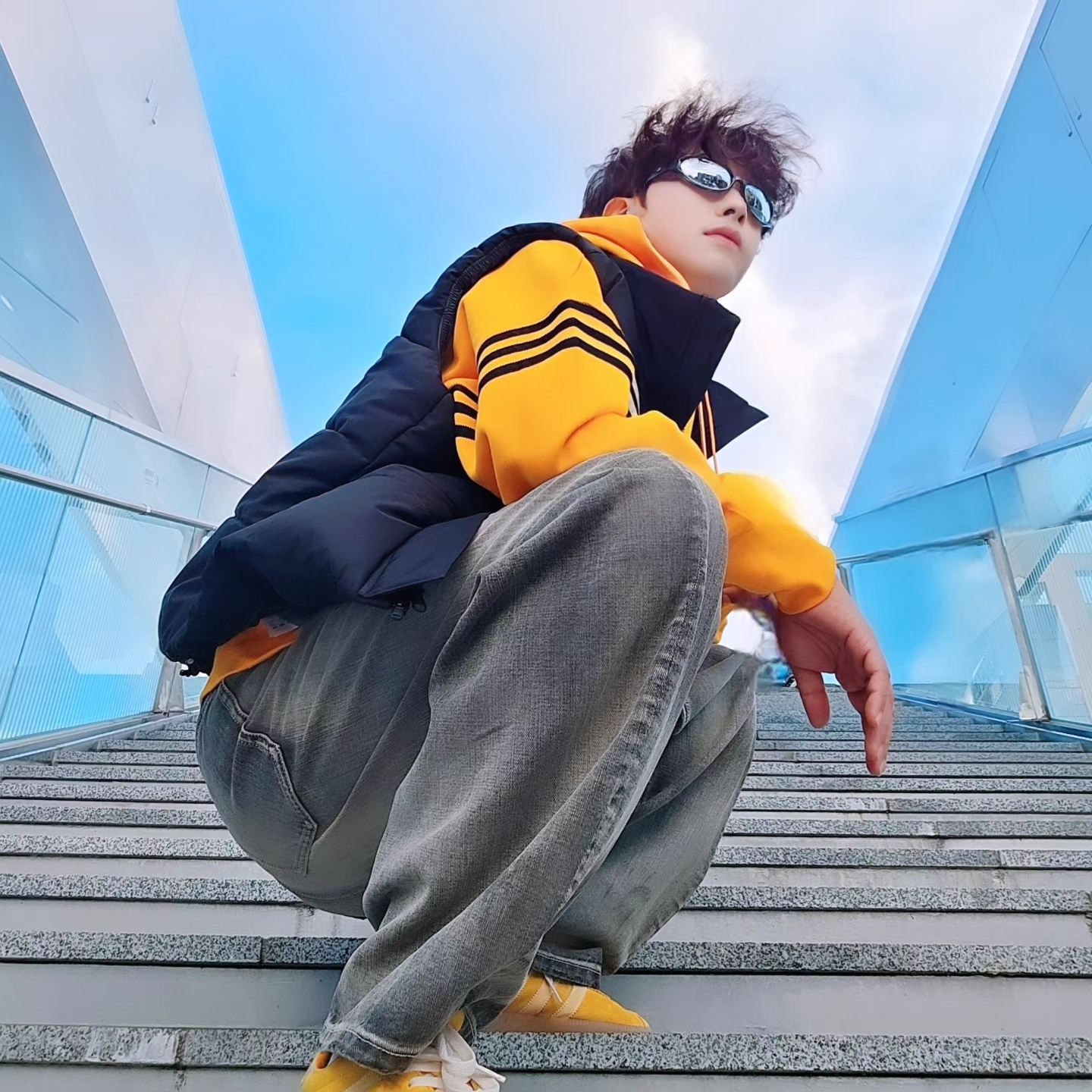 Adidas Originals 70s Padded Gilet Black - KR Sizing, Adidas Neuclassics Hoodie Black - US Sizing 착용 스타일 - 5
