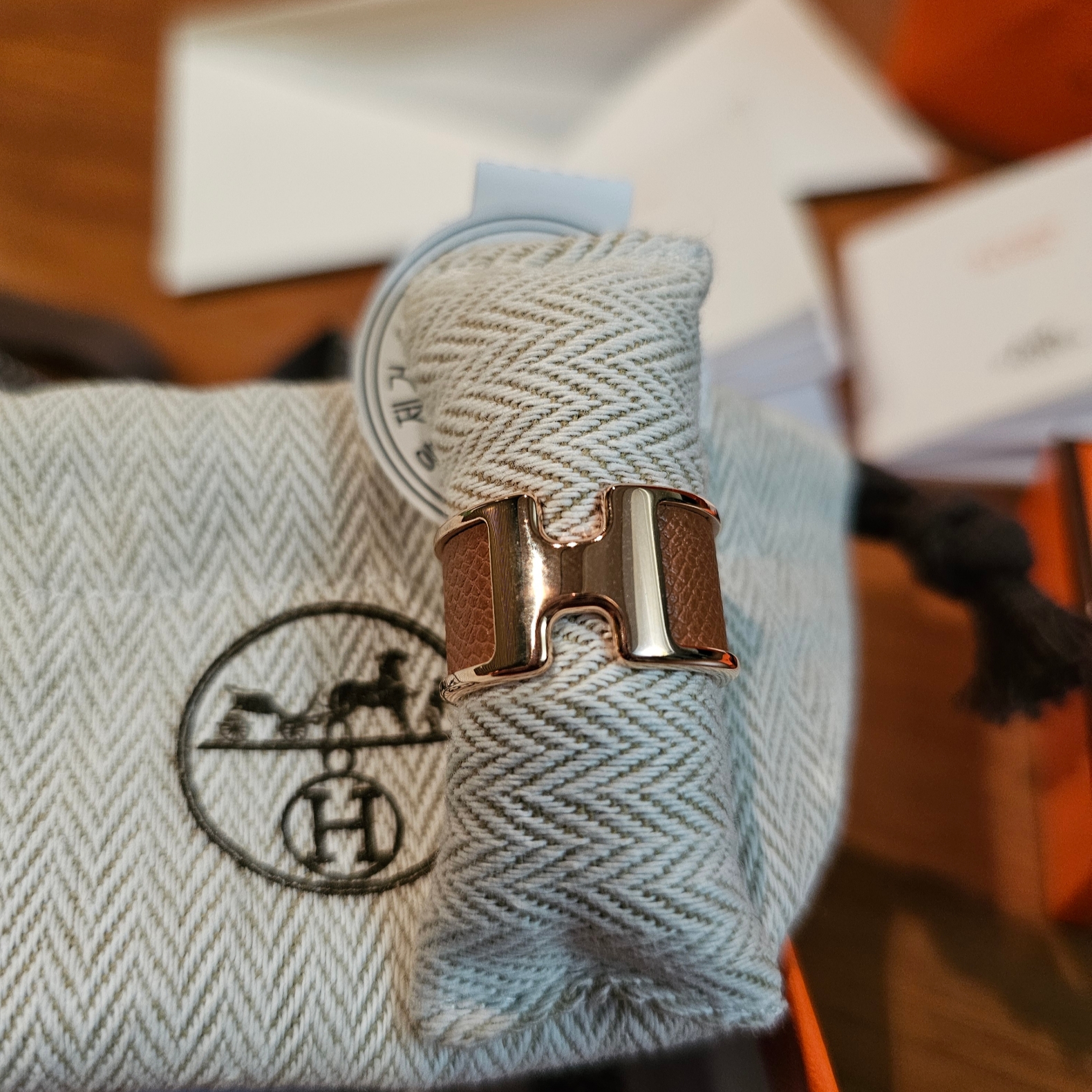 (W) Hermes Large Olympe Ring Calfskin Metal Rose Gold 착용 스타일 - 5
