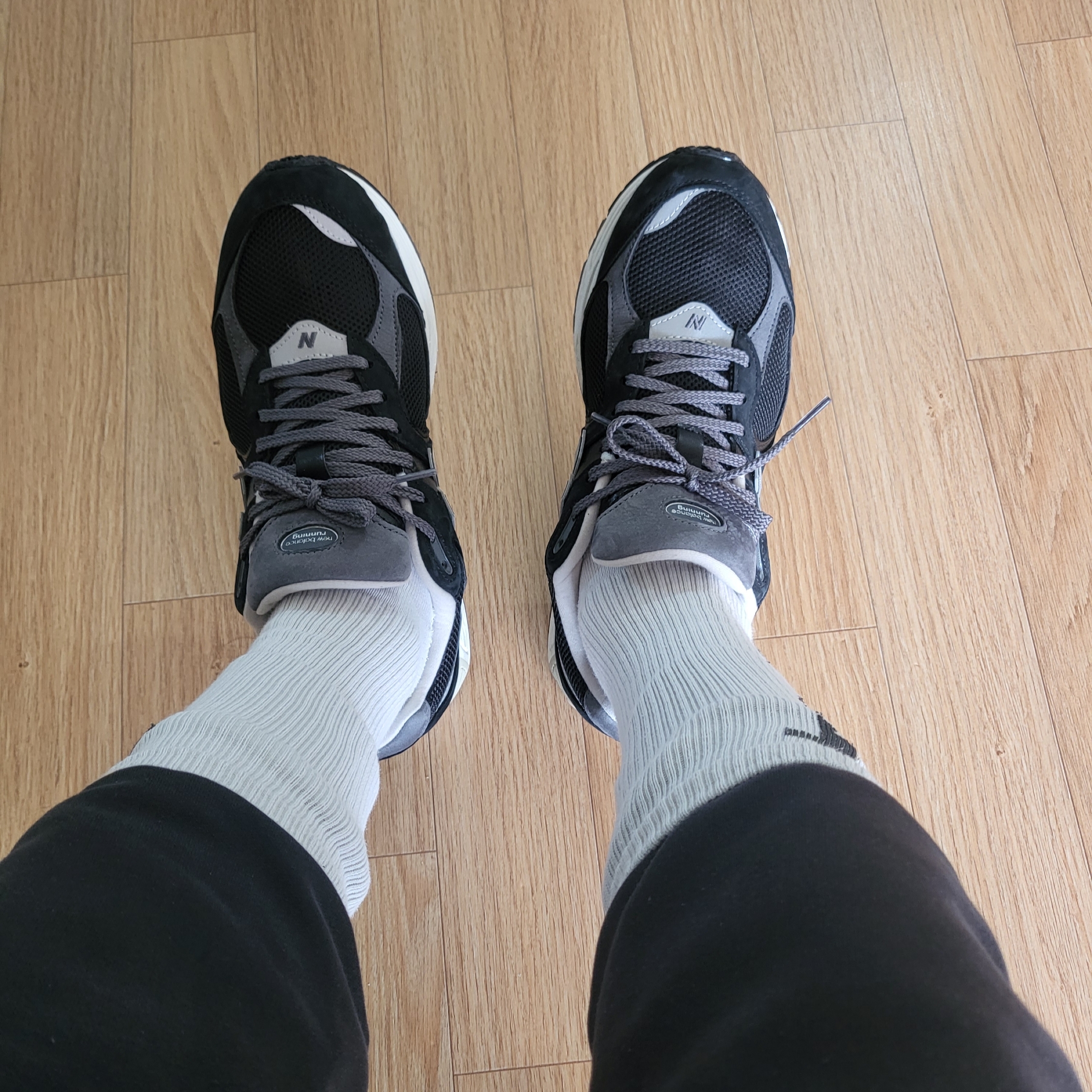 New Balance 2002R Premium Vintage Black 착용 스타일 - 2