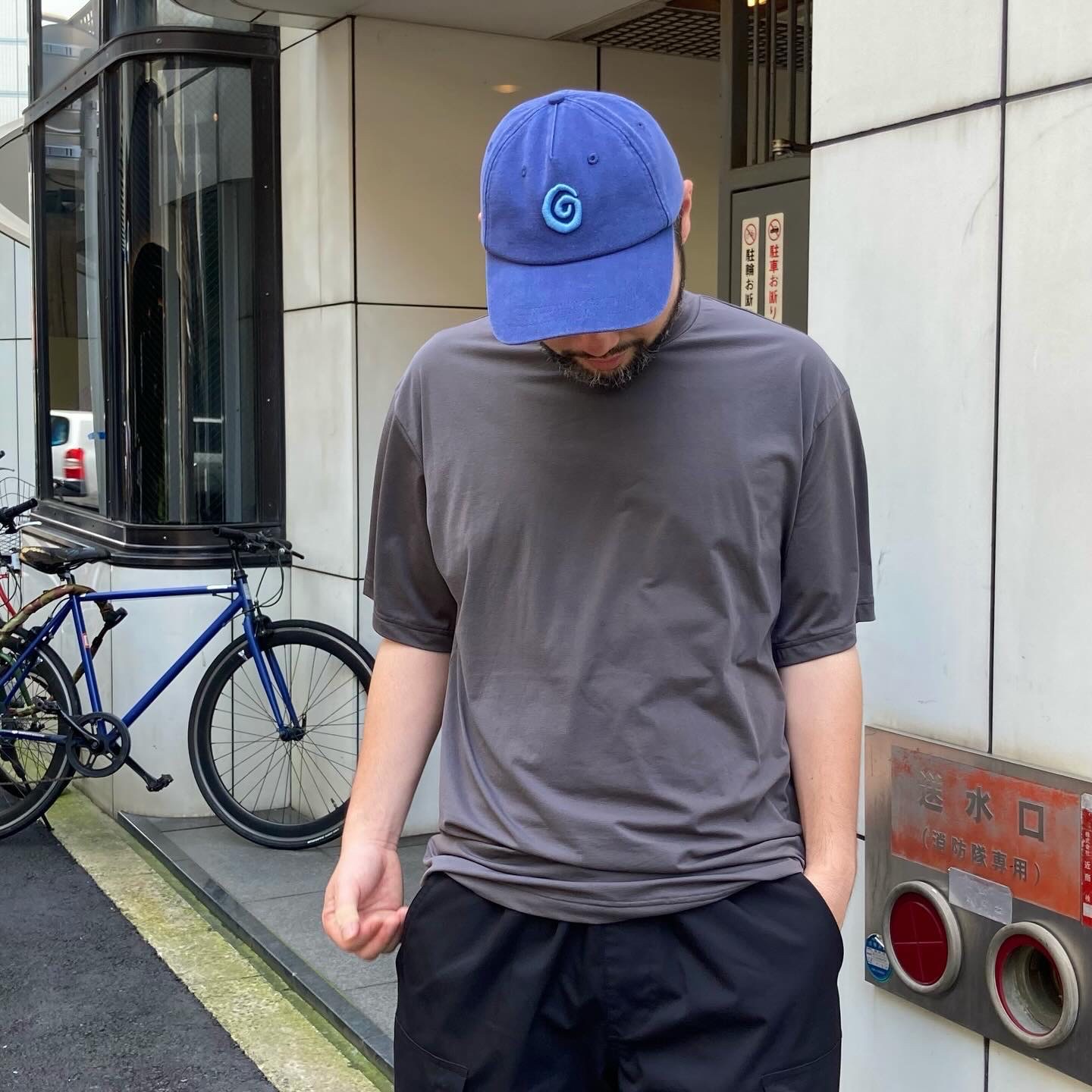Ostrya Swirl Logo Five Panels Cap Navy - 24FW 착용 스타일