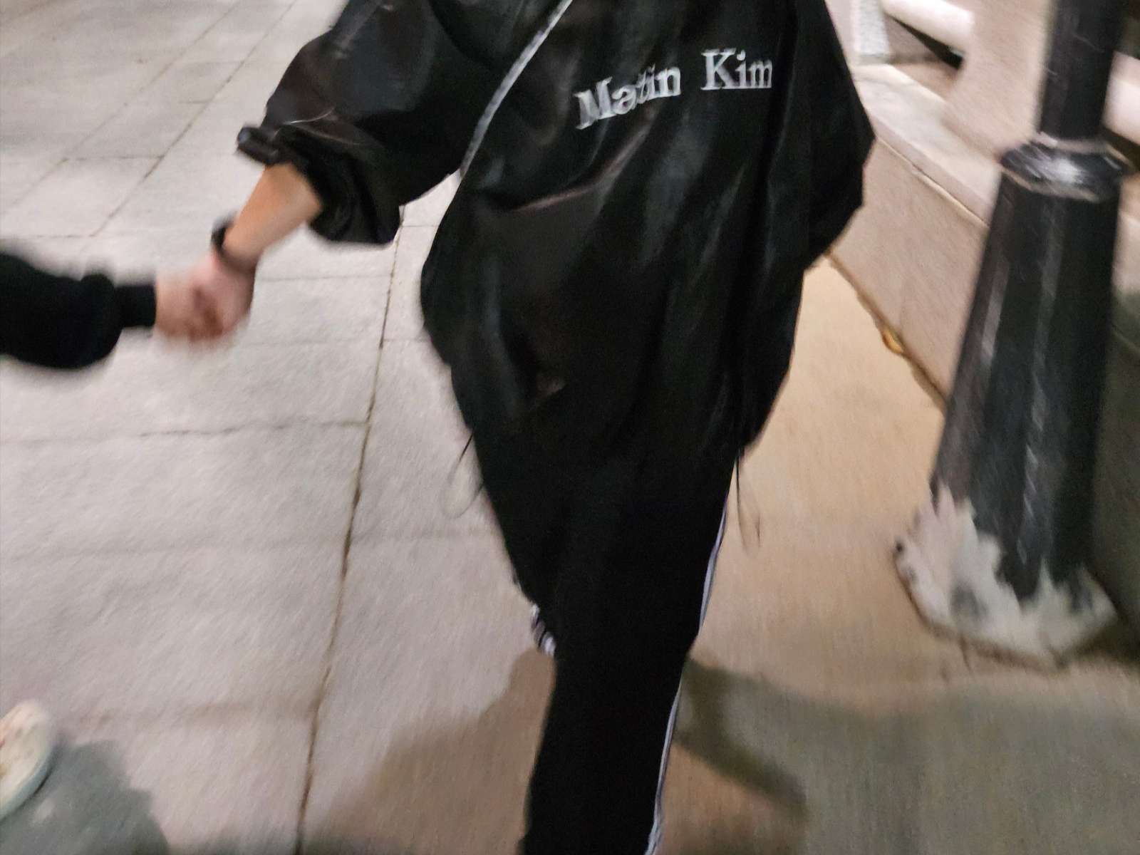 (W) Matin Kim Logo Coating Jumper Black 착용 스타일 - 1
