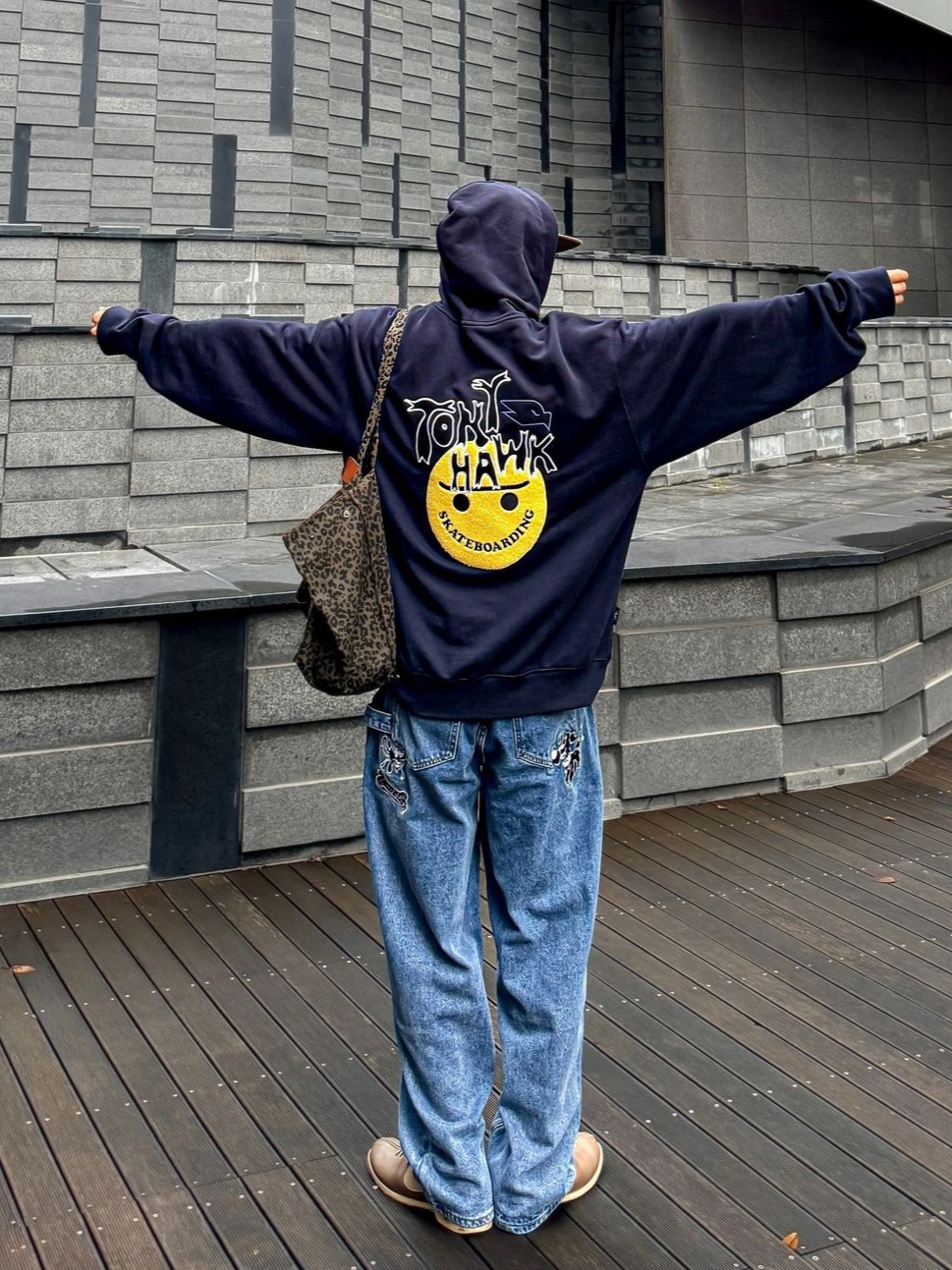 TONY HAWK Smile Boucle Embroidery Graphic Hoodie Navy 착용 스타일 - 1