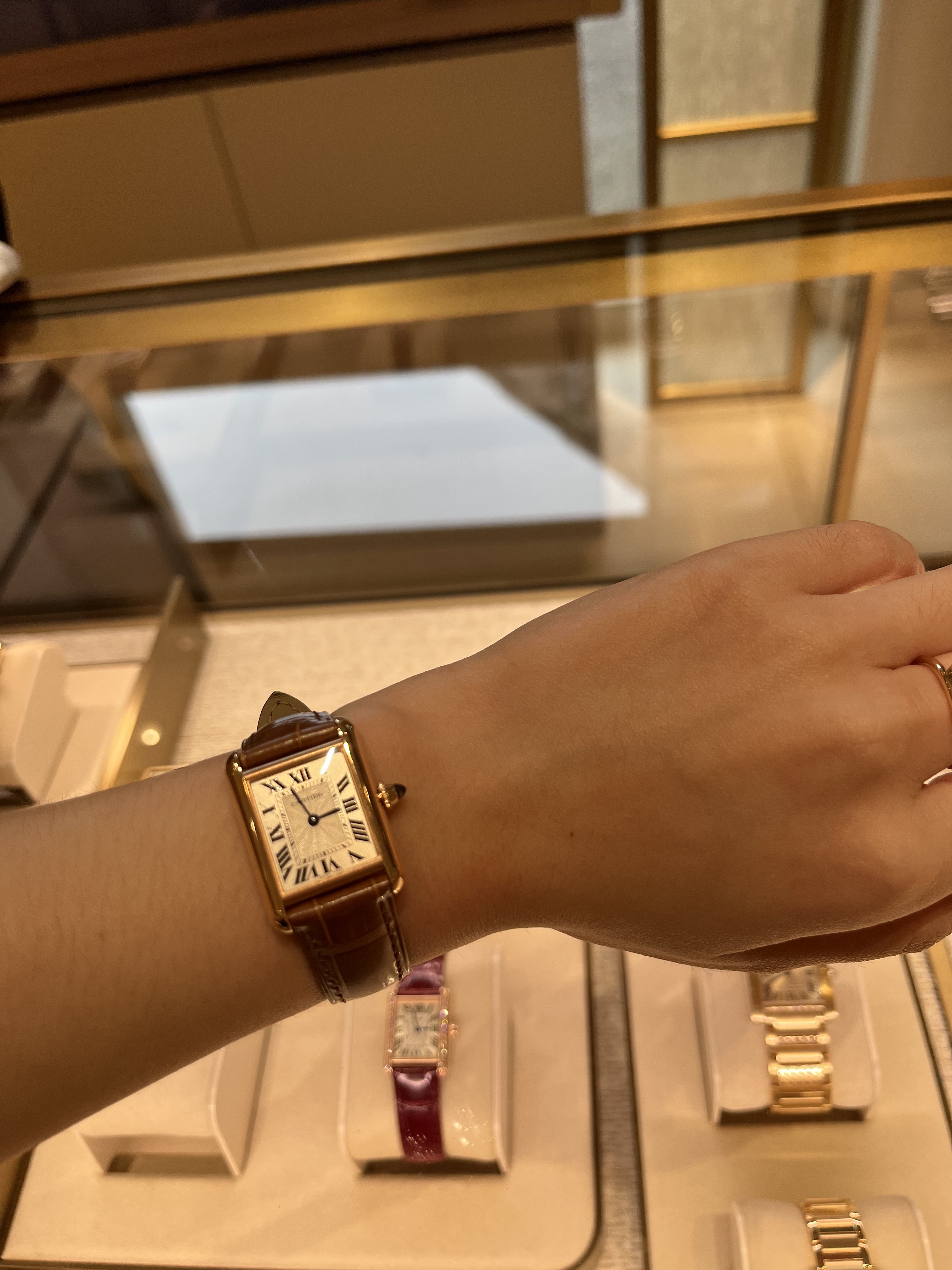 Cartier Tank Louis Watch Small Manual Winding Rose Gold Shiny Alligator Skin Brown 착용 스타일