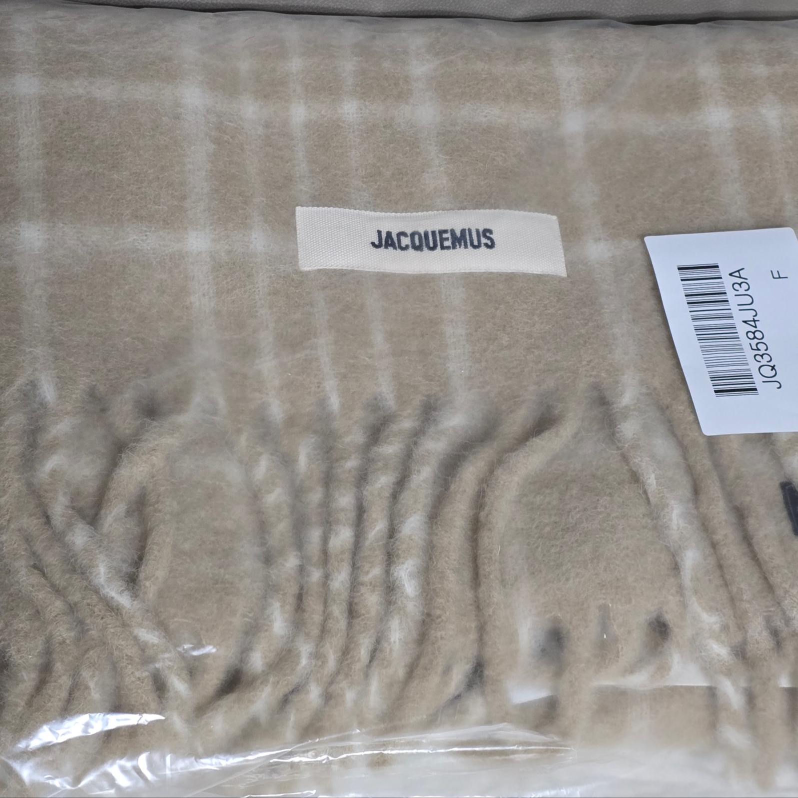 Jacquemus L’echarpe Carro Le Chouchou Jacquard Check Muffler Beige 착용 스타일