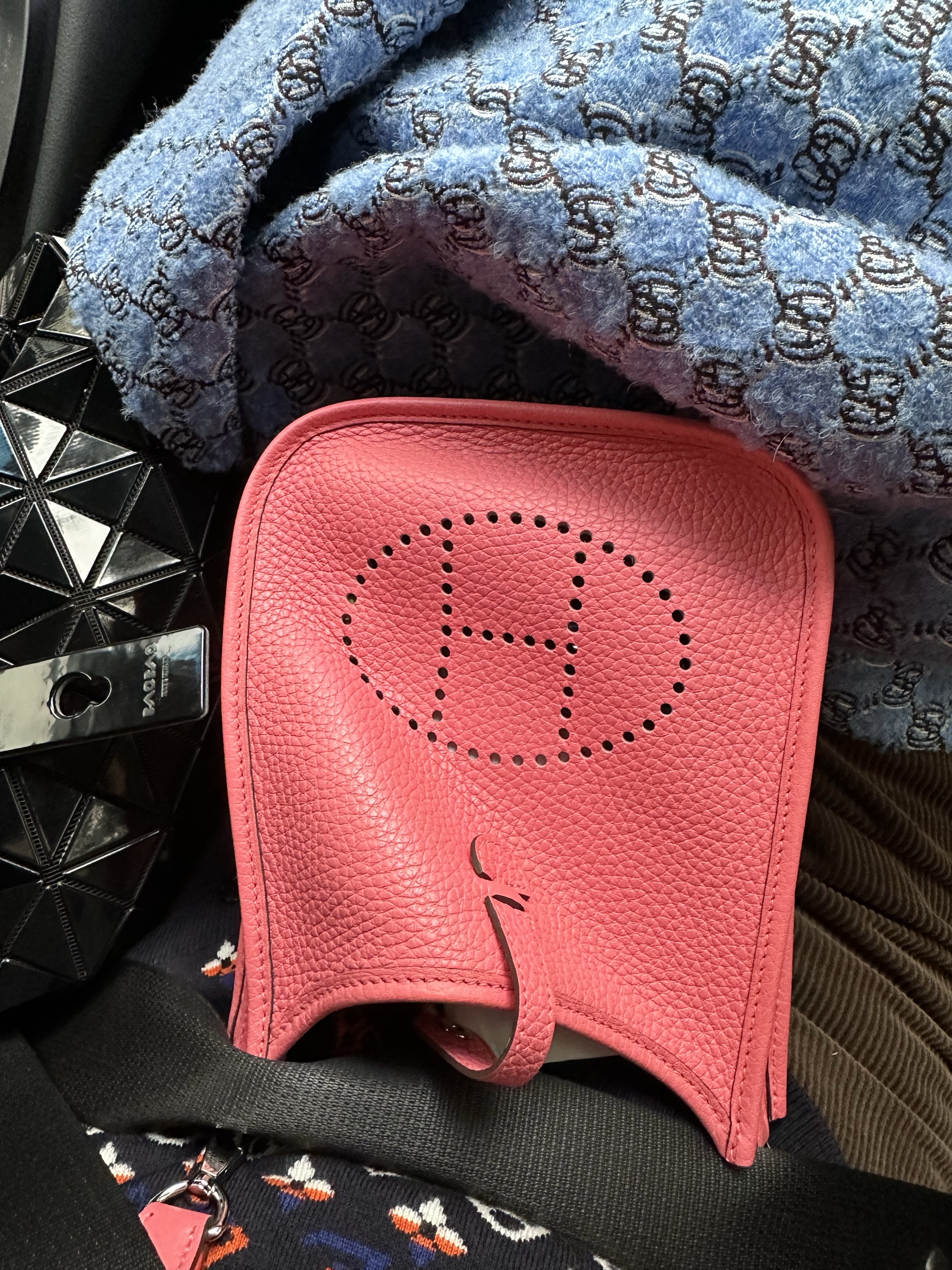 Hermes Evelyne 16 Amazone Bag Clemence & Palladium Rose Azalee Rouge Pivoine 착용 스타일 - 1
