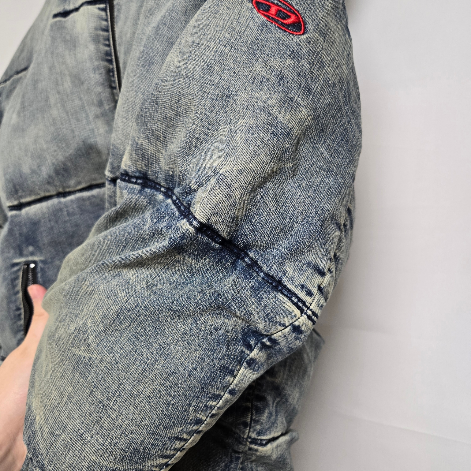 Diesel Puffer Jacket in Treated Denim Blue 착용 스타일 - 4