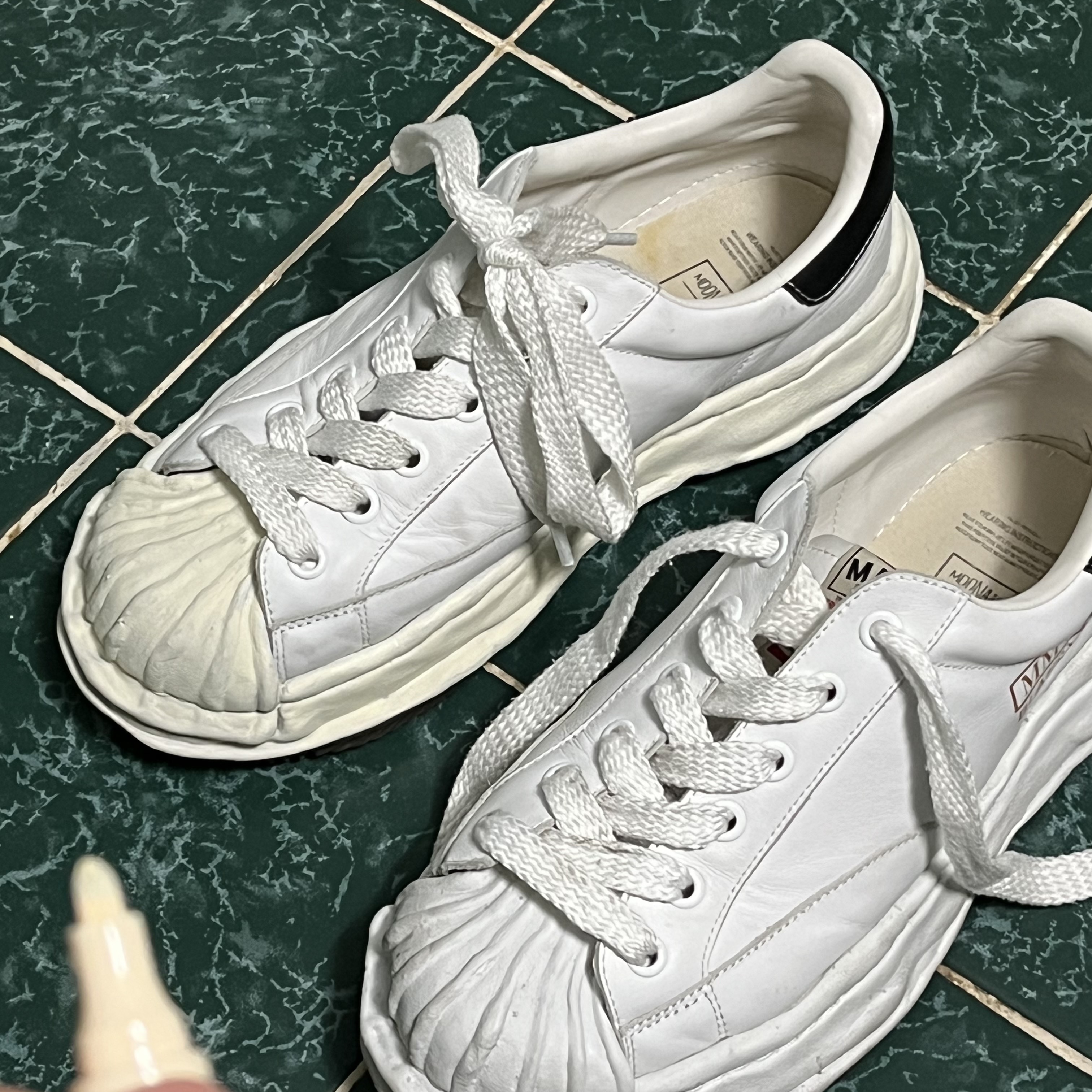 Maison Mihara Yasuhiro Blakey OG Sole Leather Low-top Sneakers White 착용 스타일 - 1