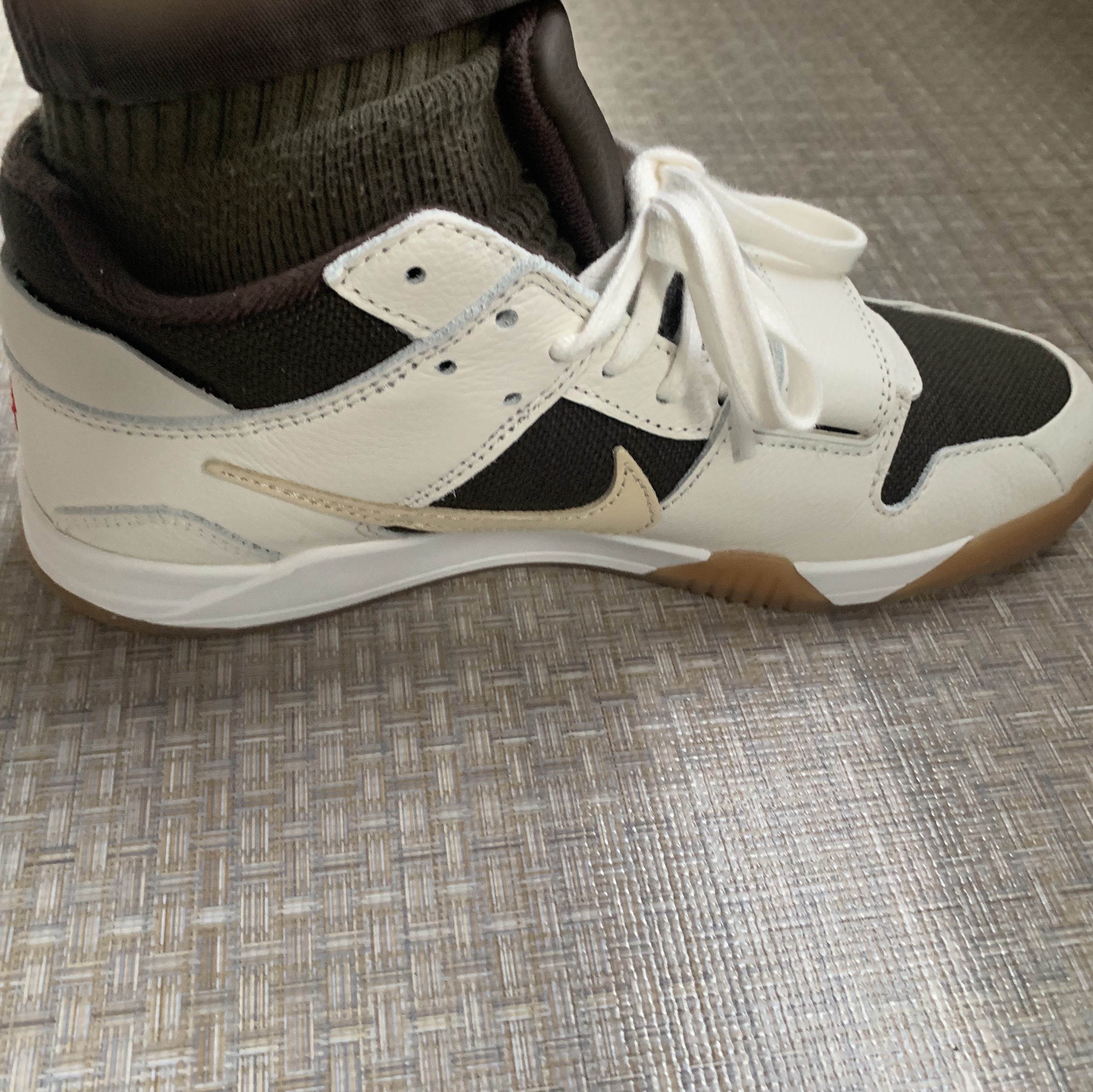 Jordan x Travis Scott Jumpman Jack TR Sail and Dark Mocha 착용 스타일 - 3
