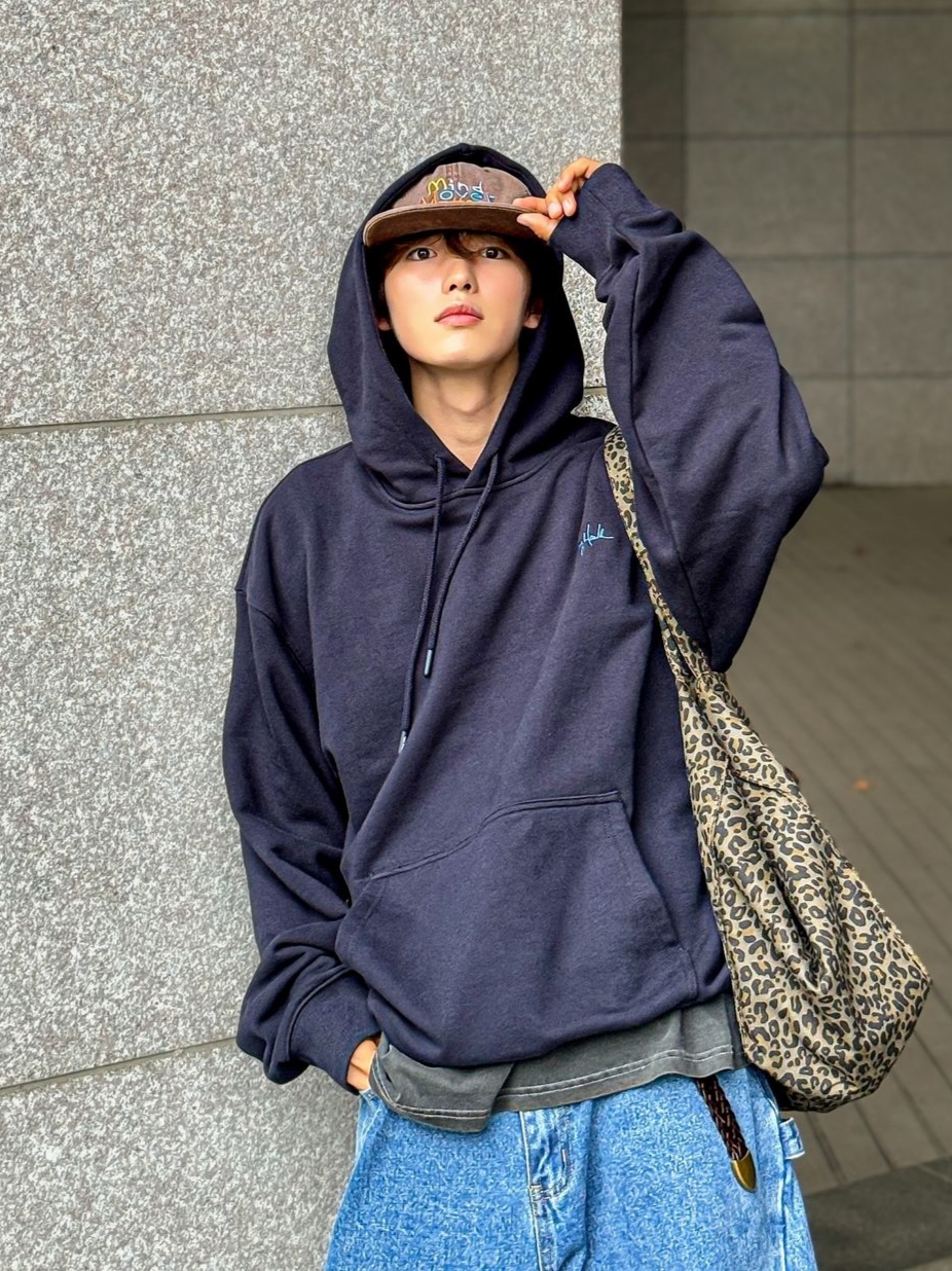 TONY HAWK Smile Boucle Embroidery Graphic Hoodie Navy 착용 스타일 - 3