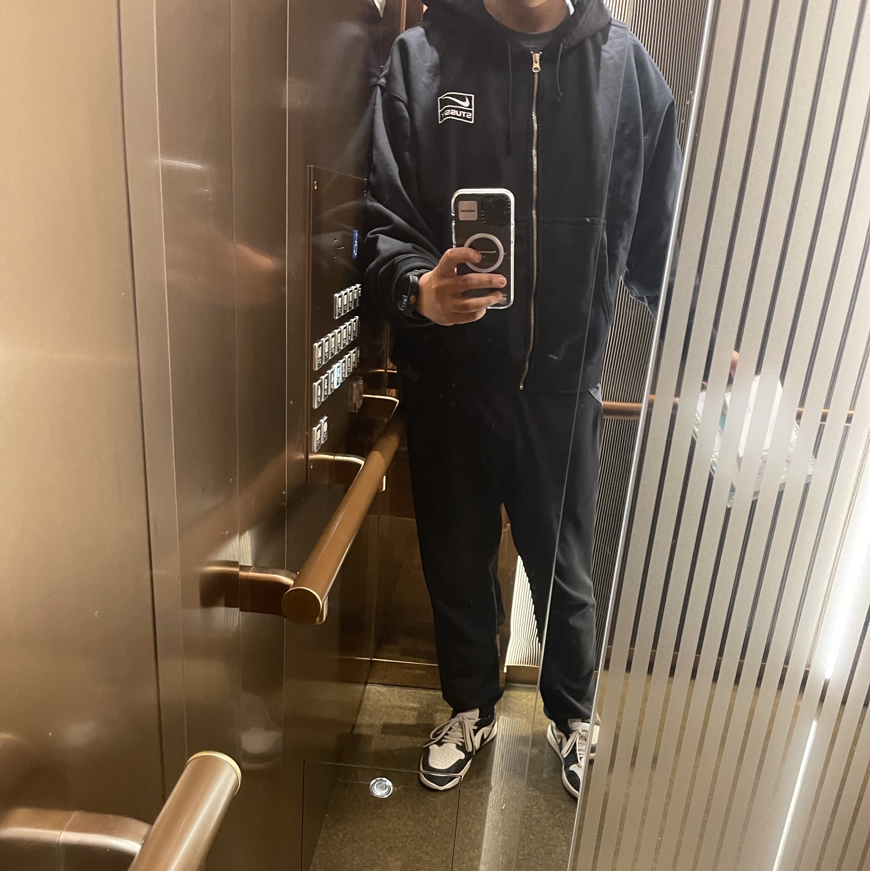 Nike x Stussy Full Zip Washed Fleece Hoodie Black (FJ9176-010), Jordan 1 Retro Low OG Mocha 착용 스타일