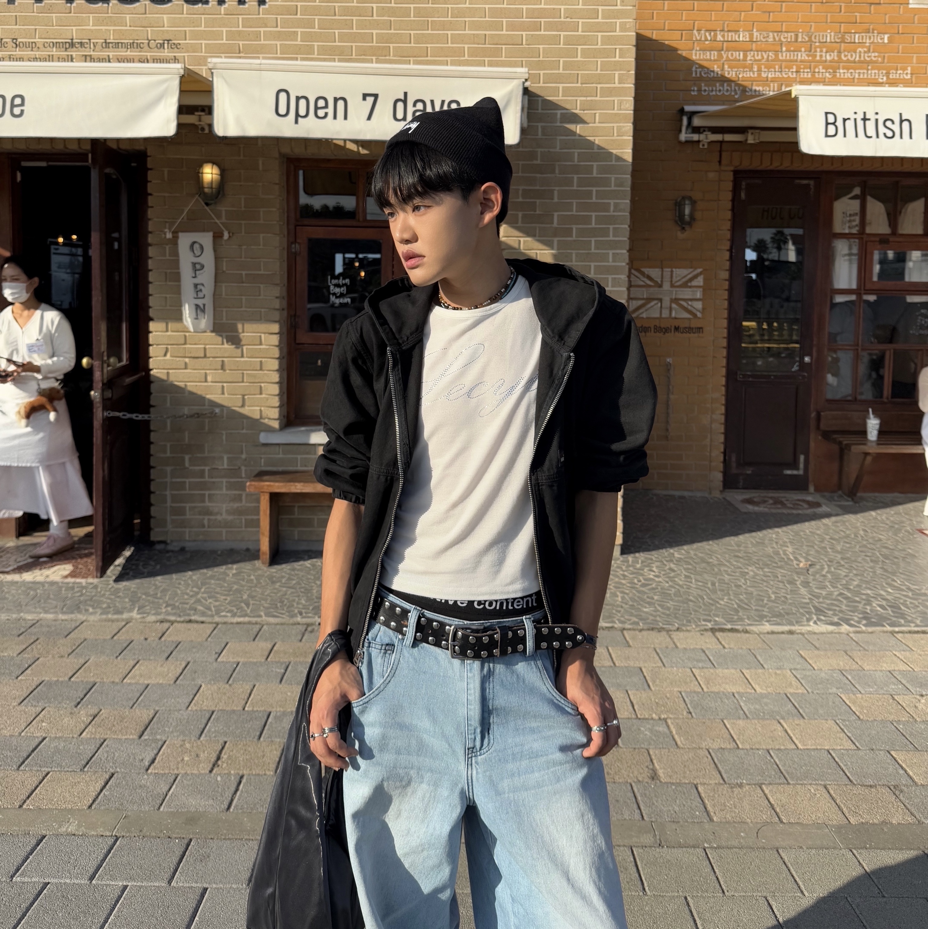 Stussy Unlined Canvas Work Jacket Black, COS Mini High-Shine Shoulder Bag Navy 착용 스타일 - 3