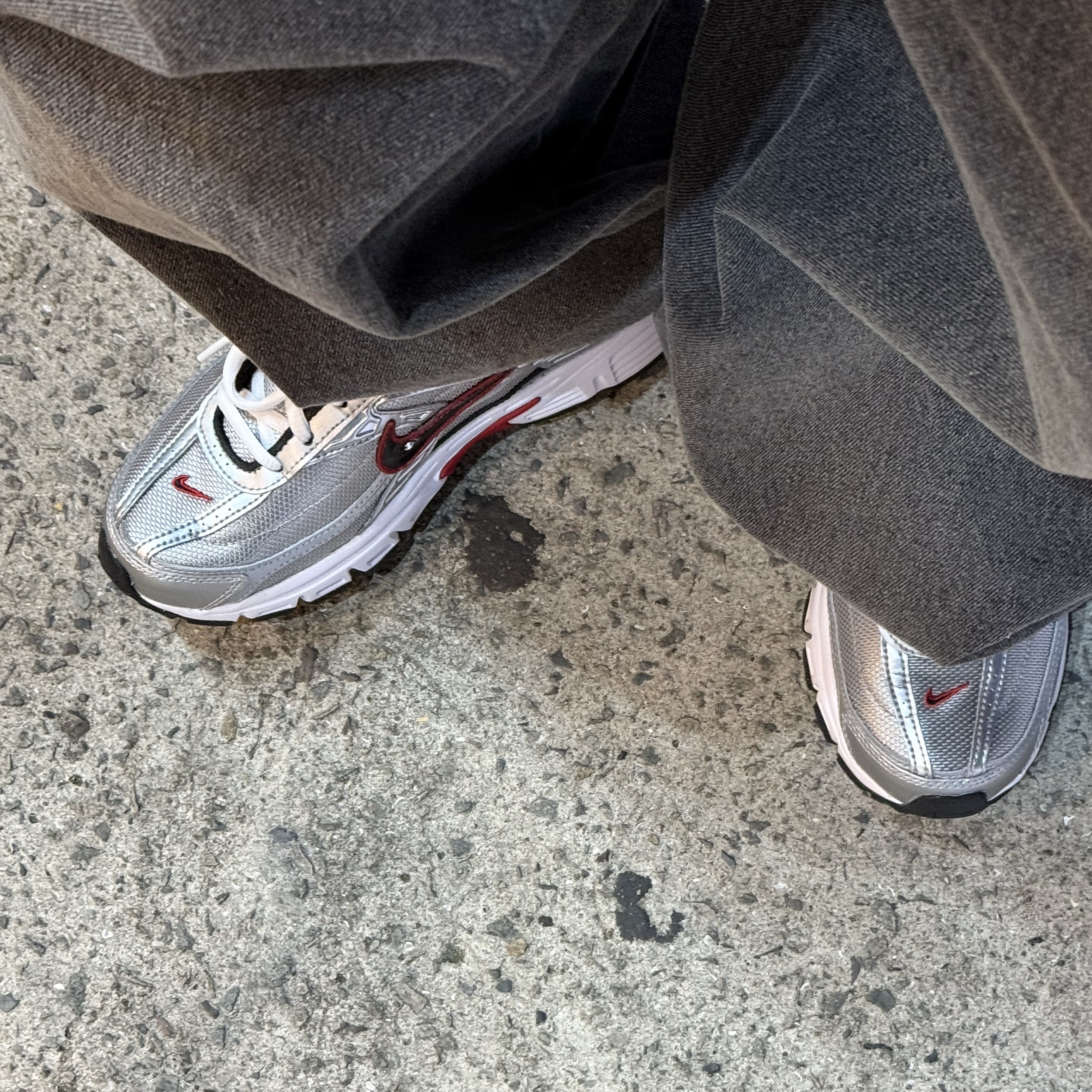 Nike Initiator Metallic Silver Black 착용 스타일