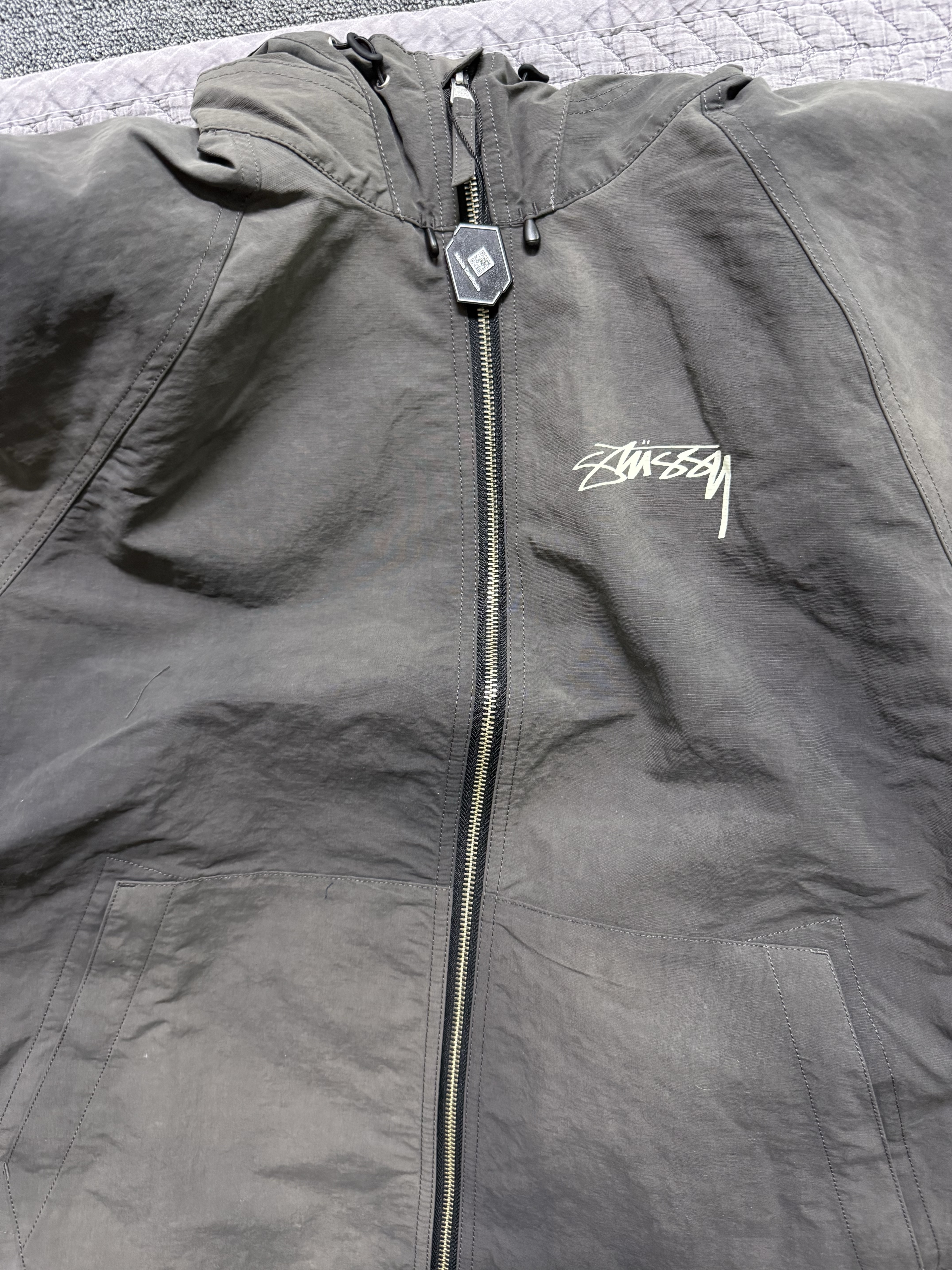 Stussy Wave Dye Beach Shell Jacket Black 착용 스타일 - 1