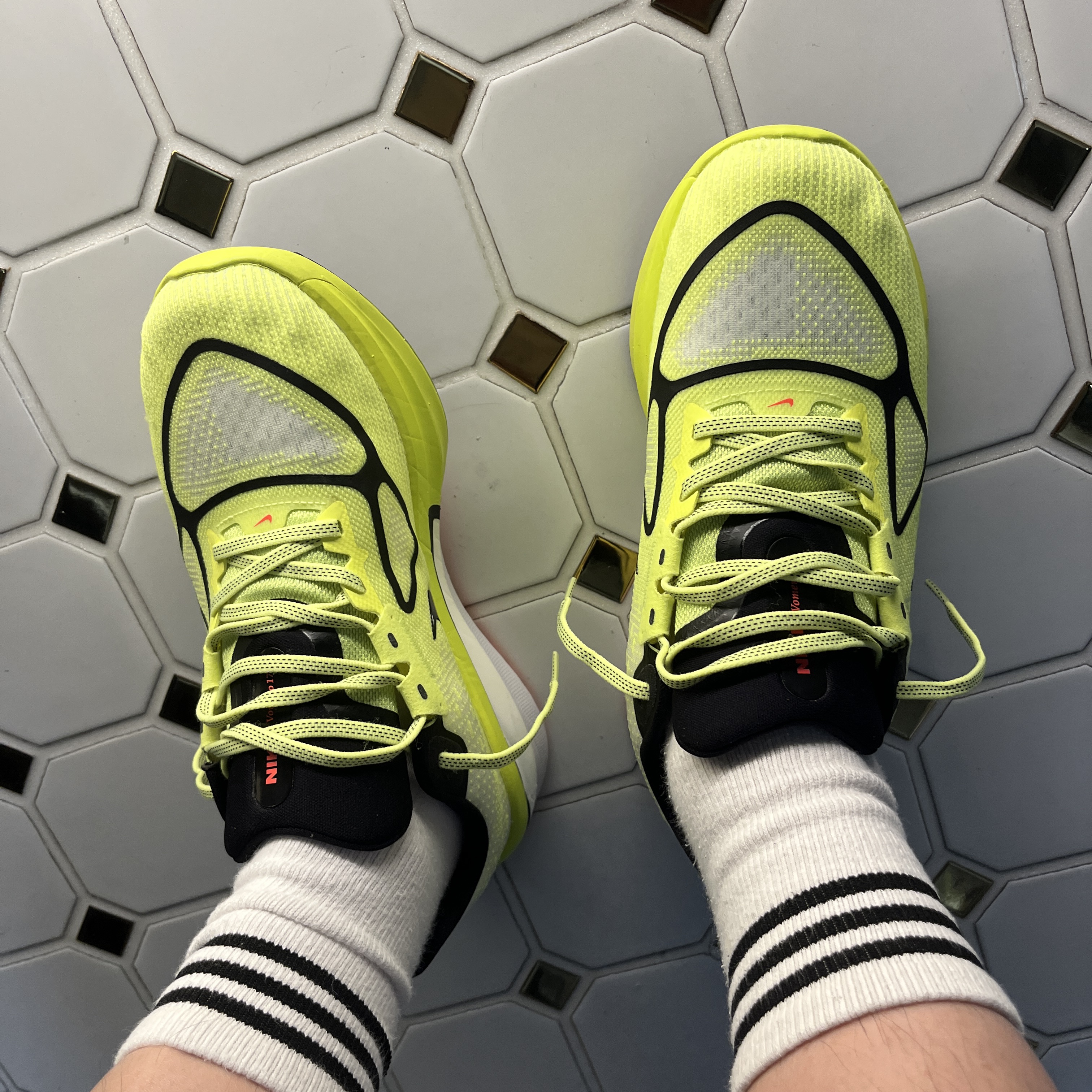 Nike Vomero 17 Talaria Volt White 착용 스타일 - 2