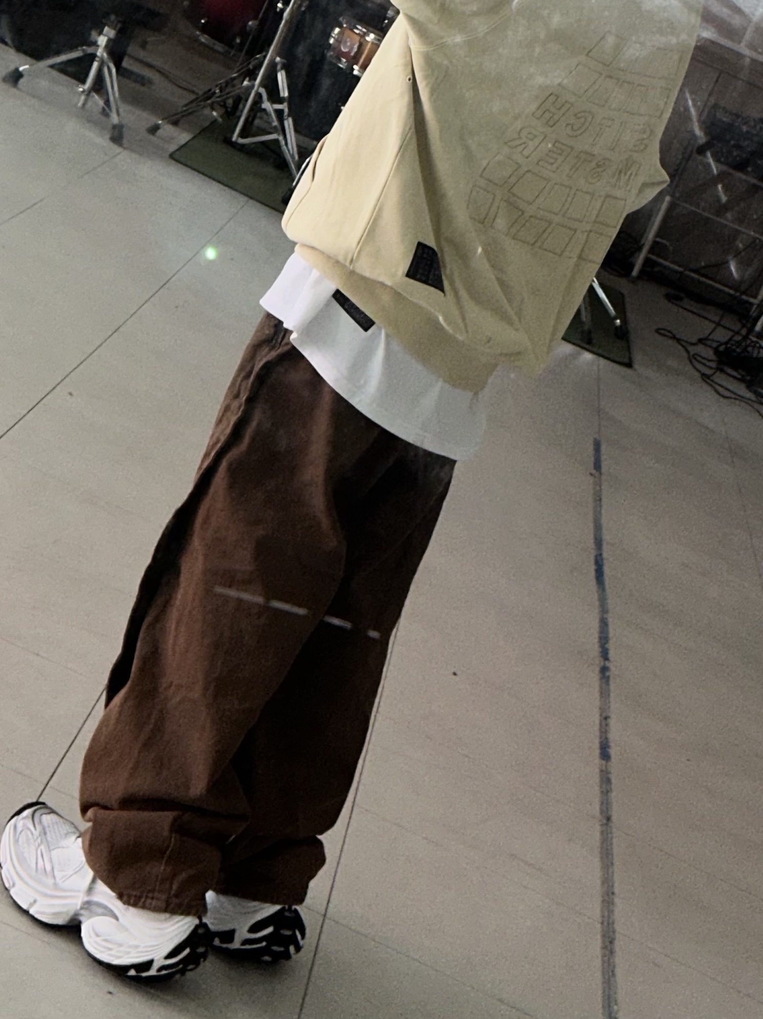 Balenciaga 10XL Sneakers White Grey Silver Black 착용 스타일
