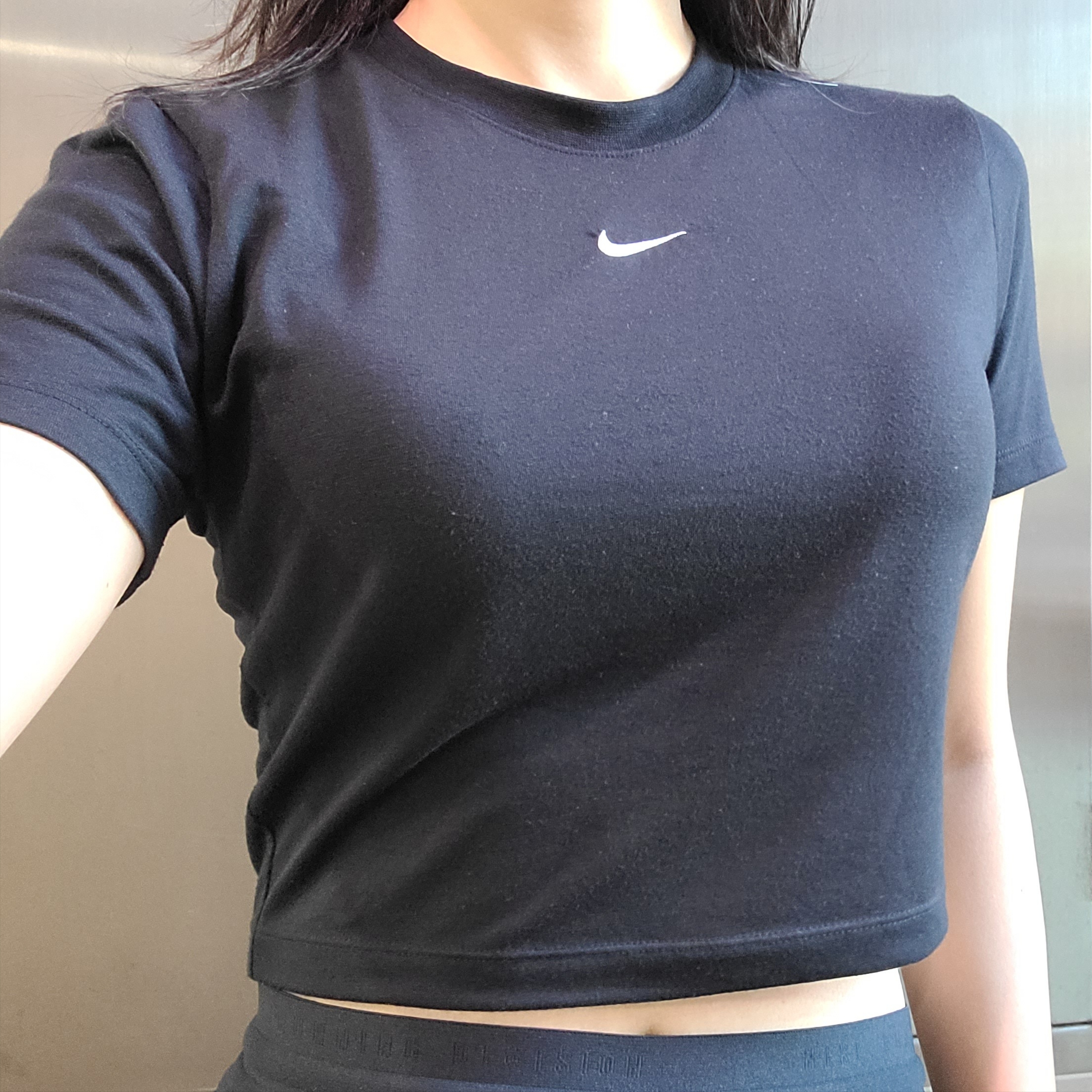(W) Nike NSW Essential Slim Fit Crop T-Shirt Black - Asia 착용 스타일