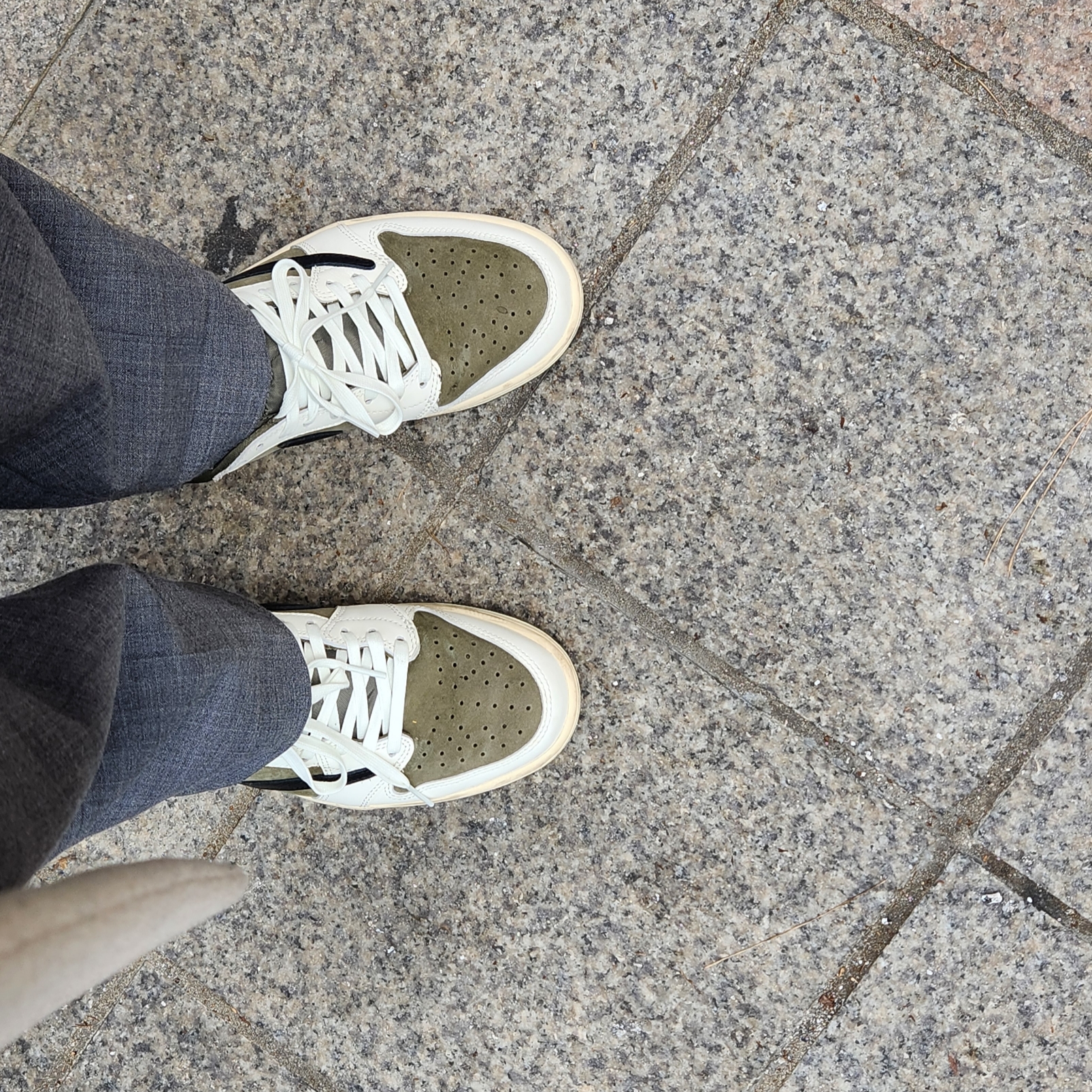 Jordan 1 x Travis Scott Retro Low OG SP Reverse Olive 착용 스타일 - 3