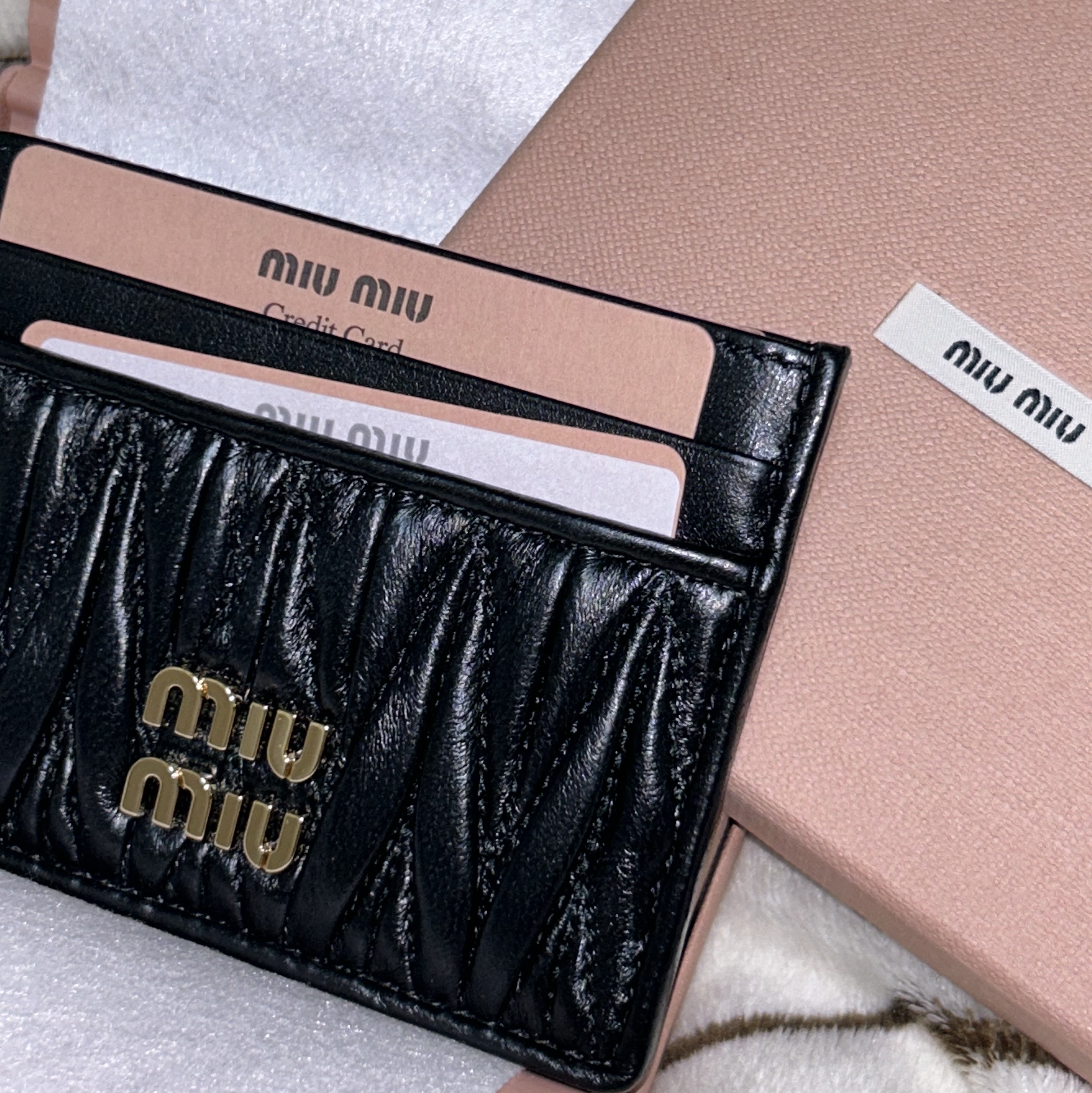 Miu Miu Matelasse Nappa Leather Card Holder Black 착용 스타일