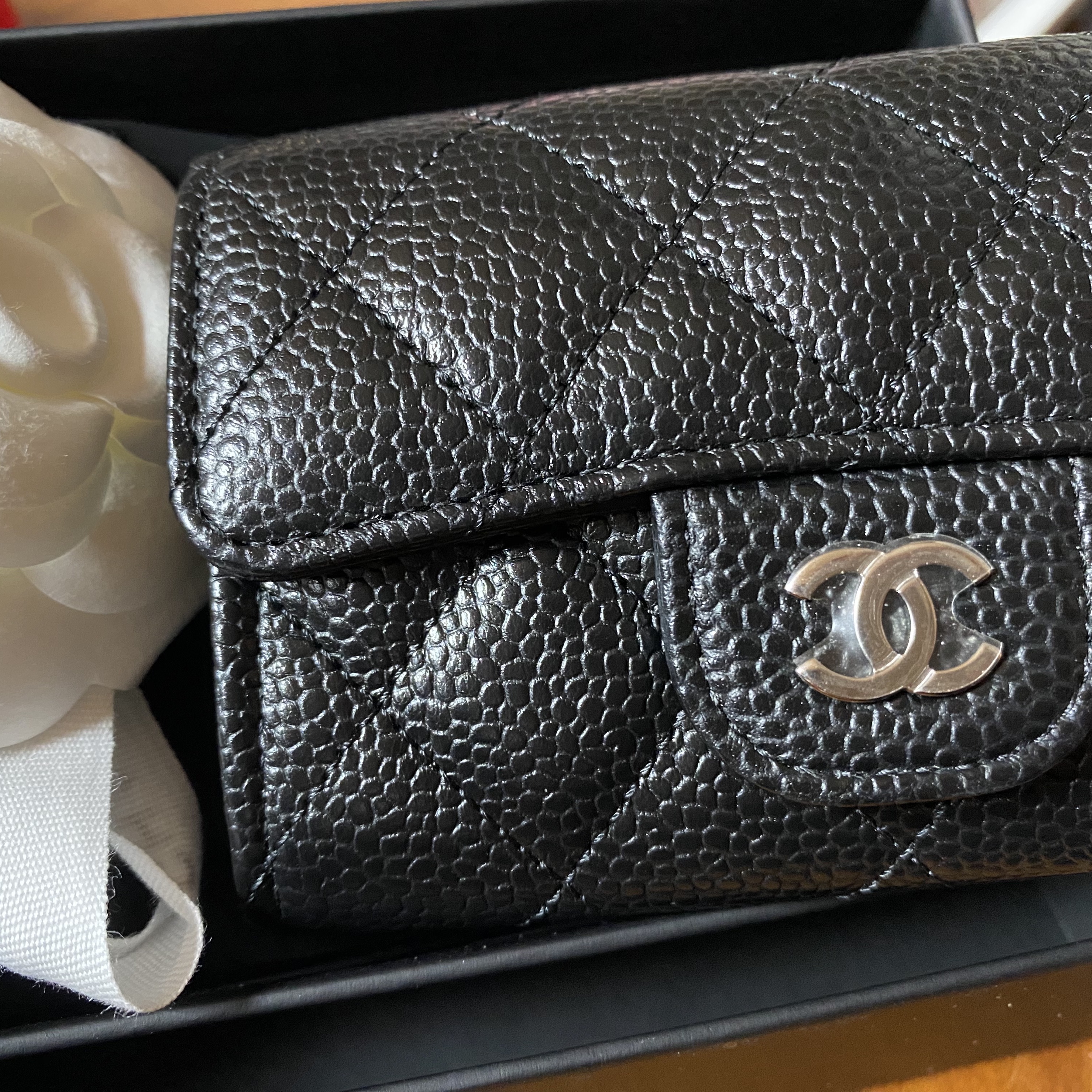 Chanel Classic Card Holder Grained Calfskin & Silver Black 착용 스타일