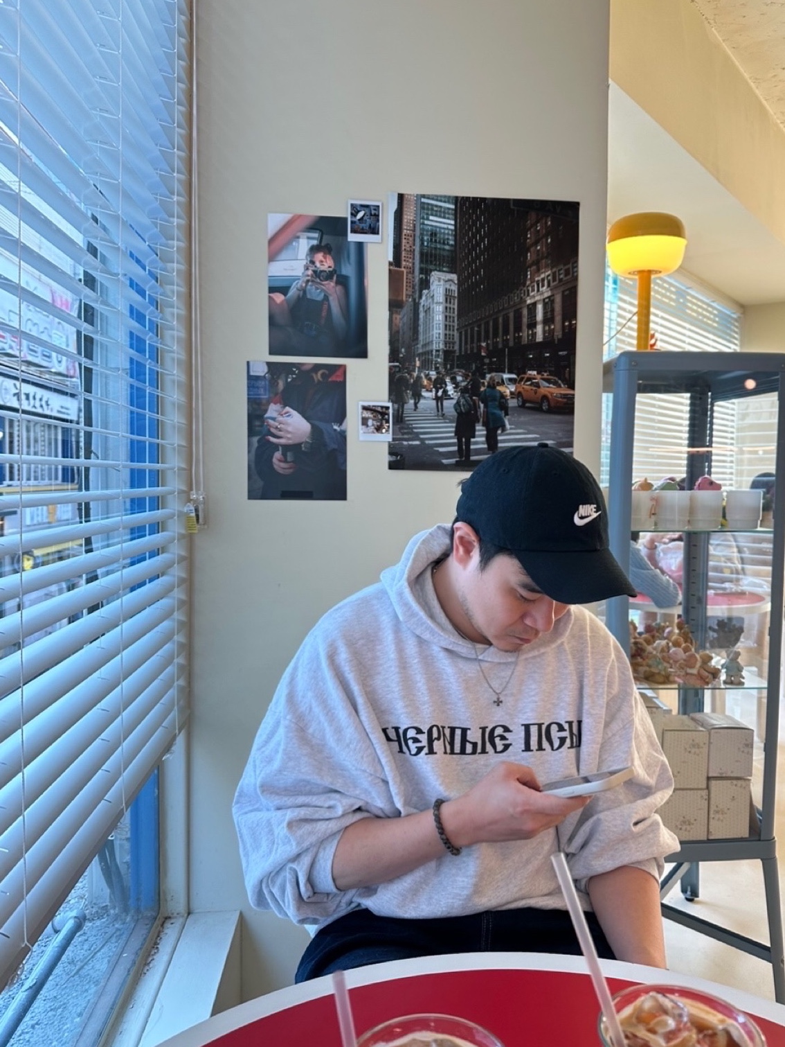 Yeezy x Gosha Rubchinskiy YZY Black Dogs Hoodie Heather Grey, Nike Heritage 86 Futura Washed Cap Black White 착용 스타일