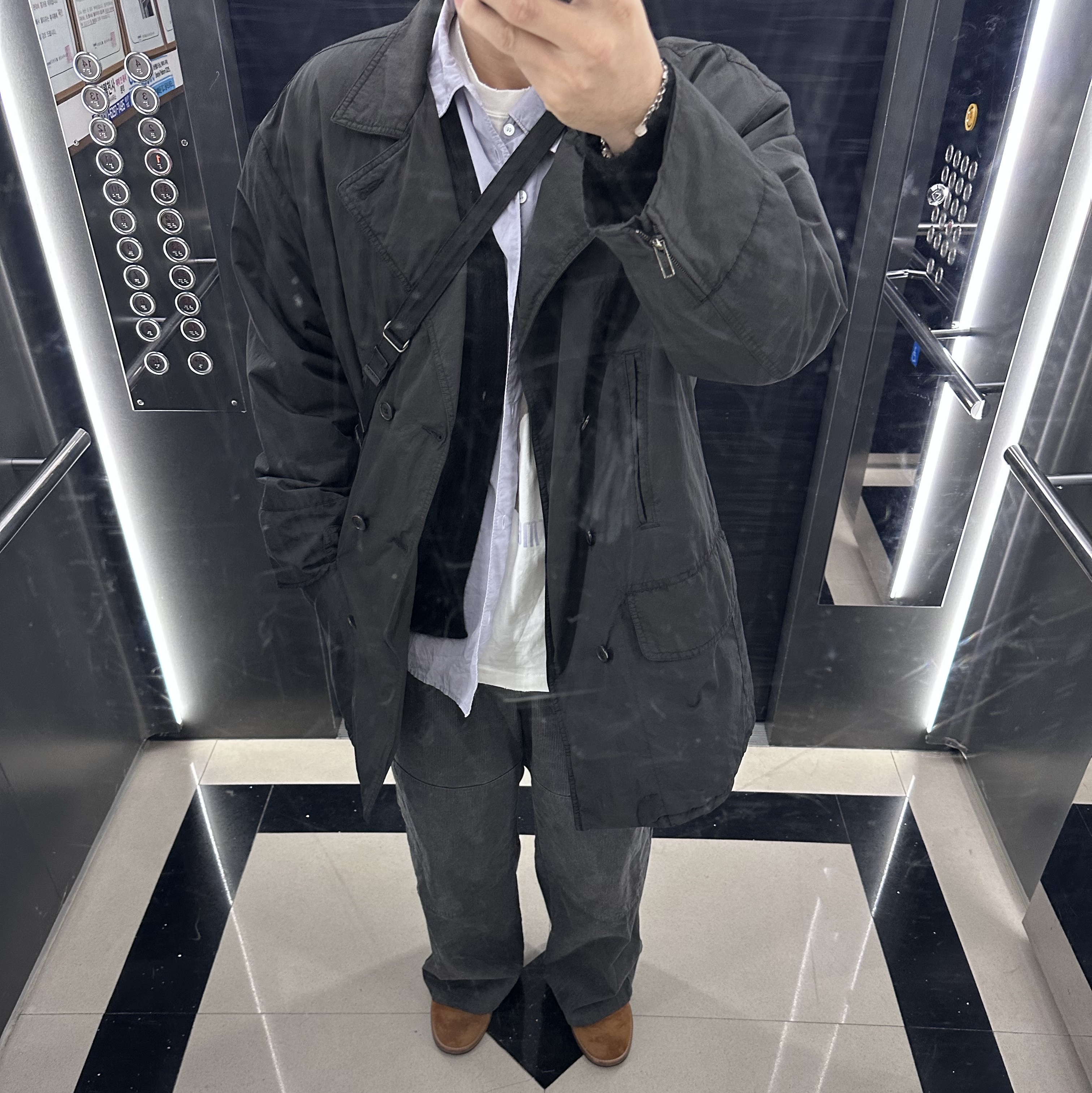 Polyteru Mohair Cardigan Black, Polyteru Calf Bag Black Lambskin 착용 스타일
