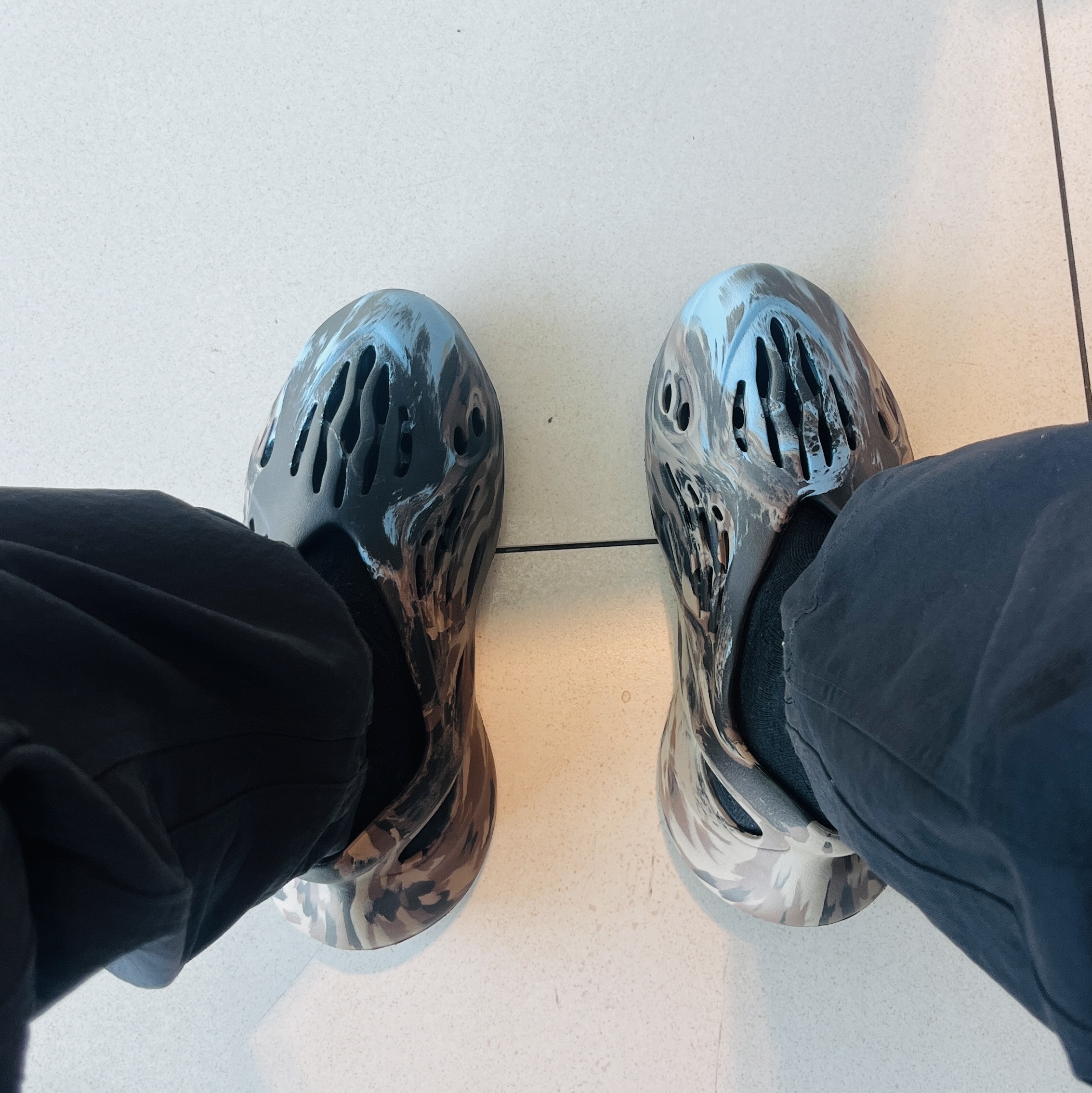 Adidas Yeezy Foam RNNR MX Cinder, Nike ACG Smith Summit Cargo Pants Black Anthracite - Asia 착용 스타일