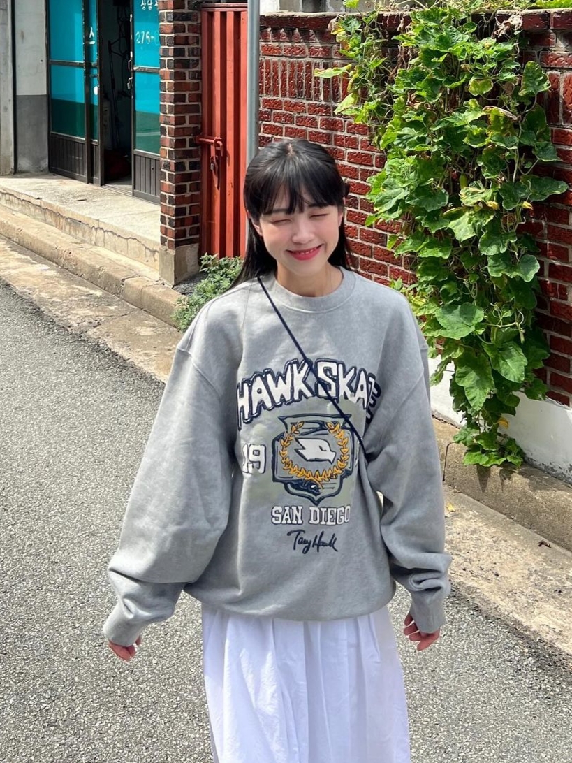 TONY HAWK Hawk College Graphic Crewneck Grey 착용 스타일 - 2