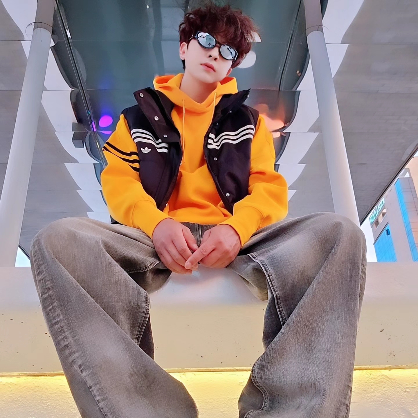 Adidas Originals 70s Padded Gilet Black - KR Sizing, Adidas Neuclassics Hoodie Black - US Sizing 착용 스타일 - 7