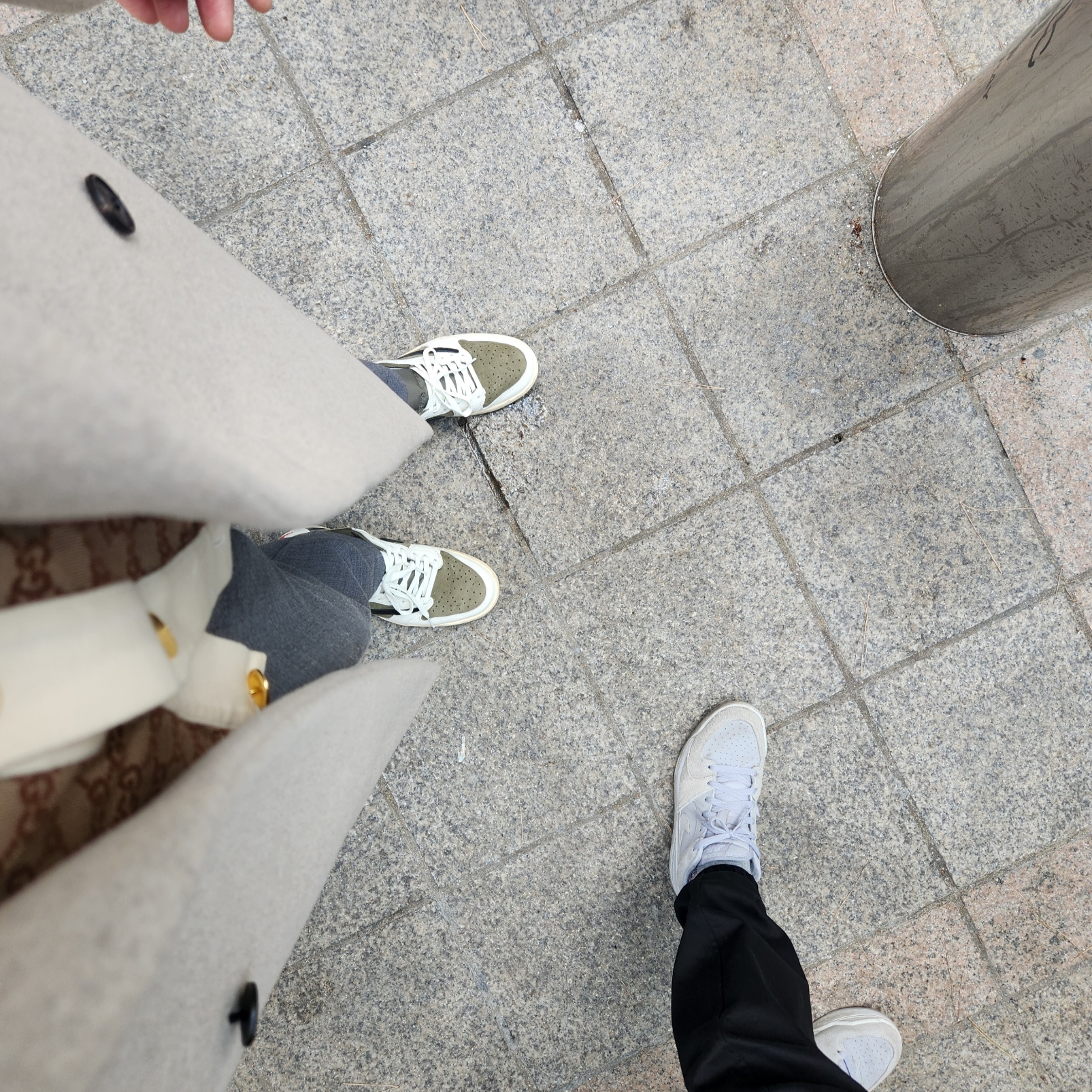 Jordan 1 x Travis Scott Retro Low OG SP Reverse Olive 착용 스타일 - 2