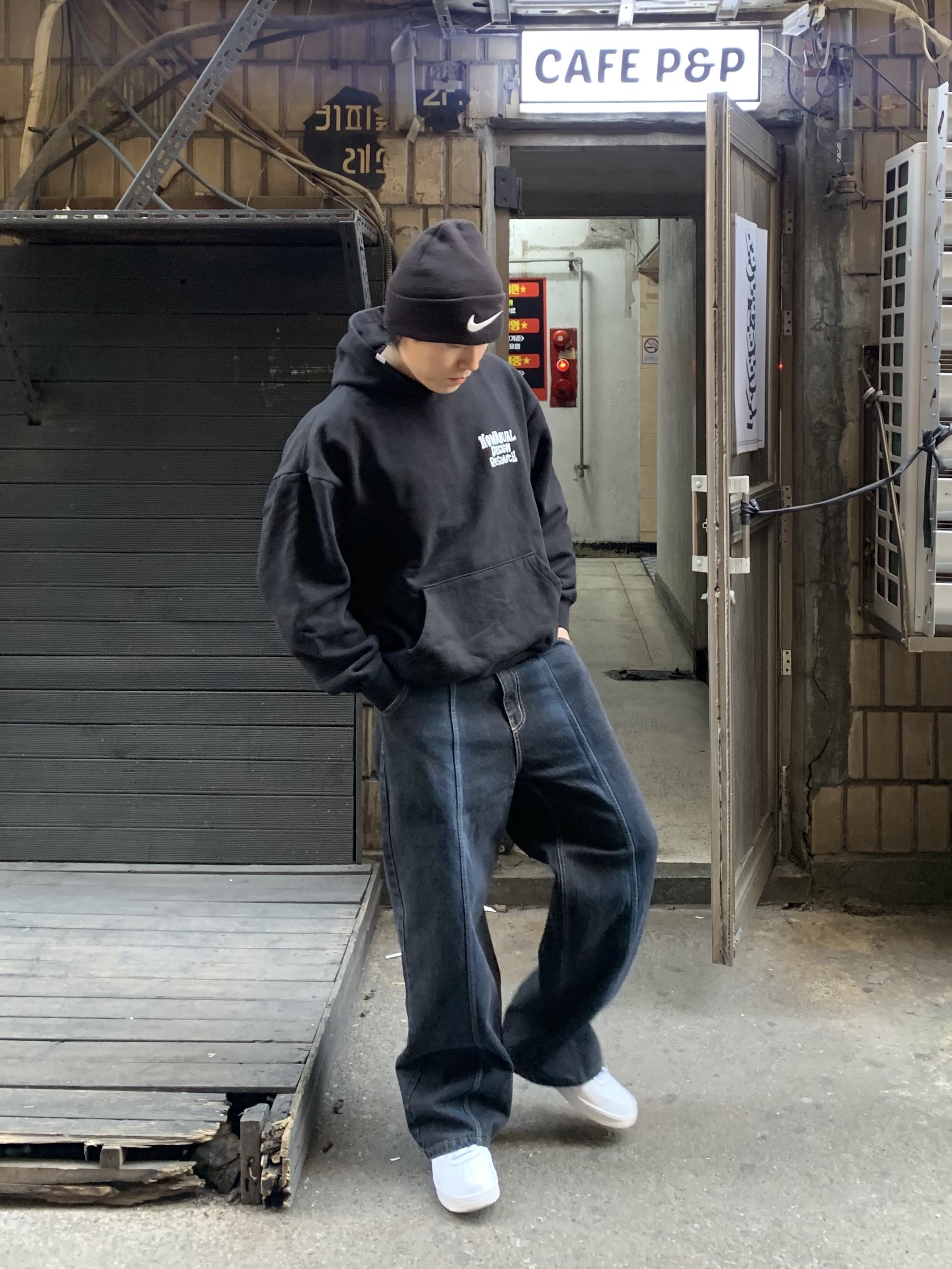 Nike x Stussy Cuff Beanie Black, Nike Air Force 1 '07 Low White 착용 스타일 - 4
