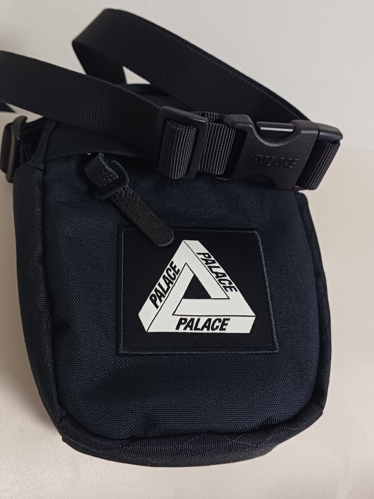 Palace Cordura Tri-Shot Bag Black - 24SS 착용 스타일