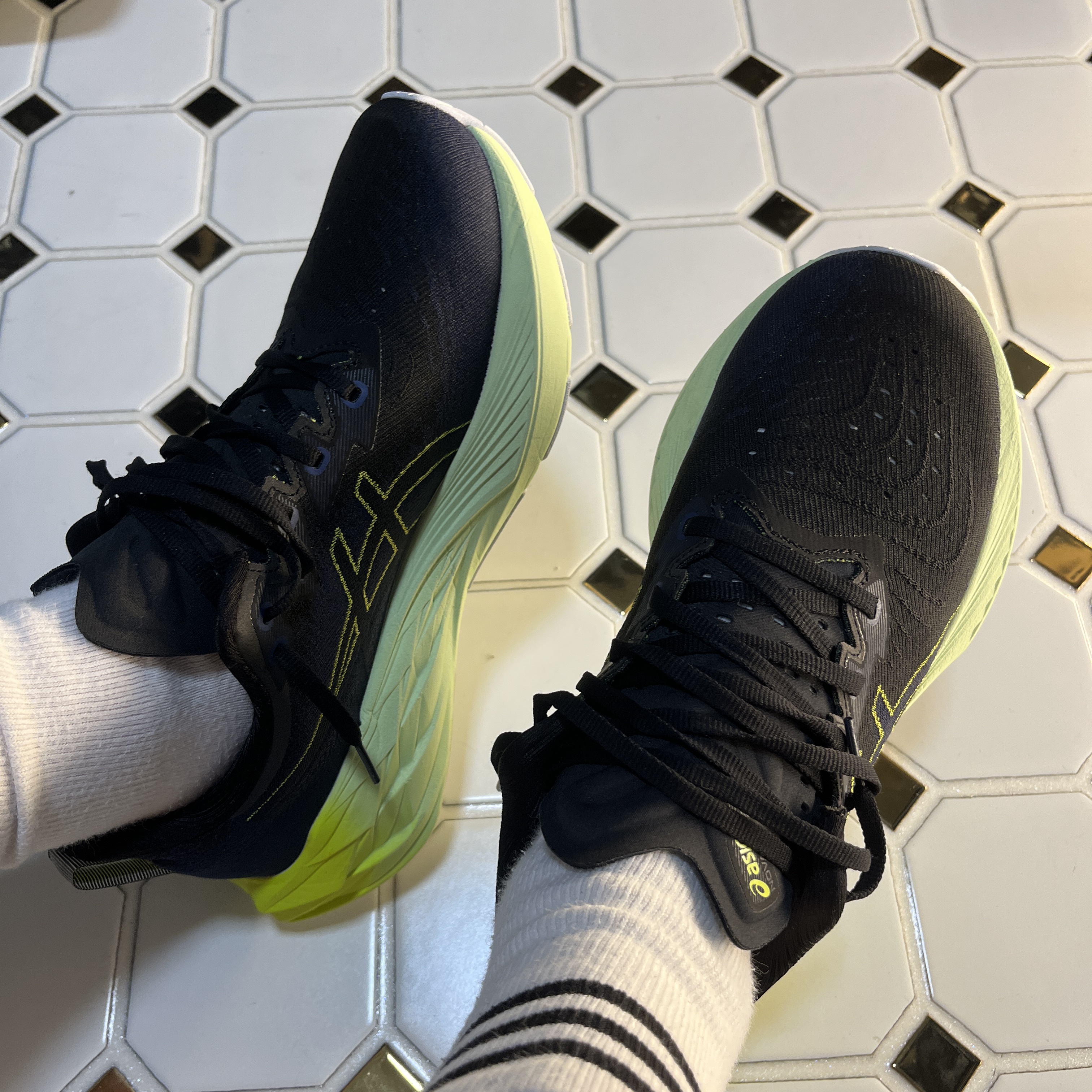 Asics Novablast 4 Black Blue Expanse 착용 스타일 - 4