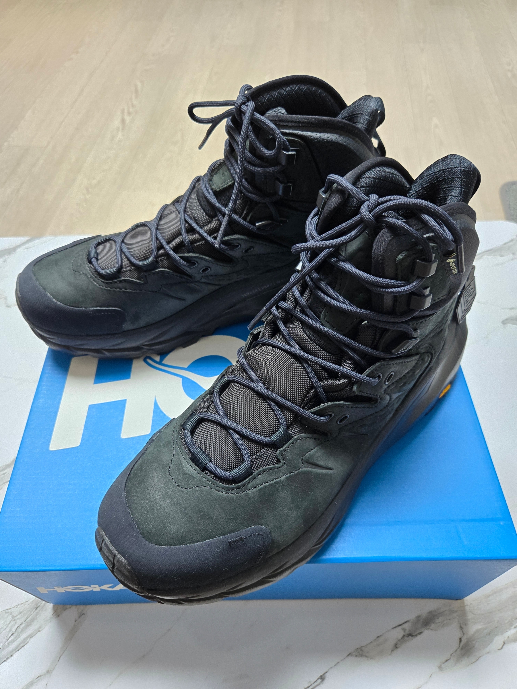 Hoka Kaha 2 Gore-Tex Black 착용 스타일
