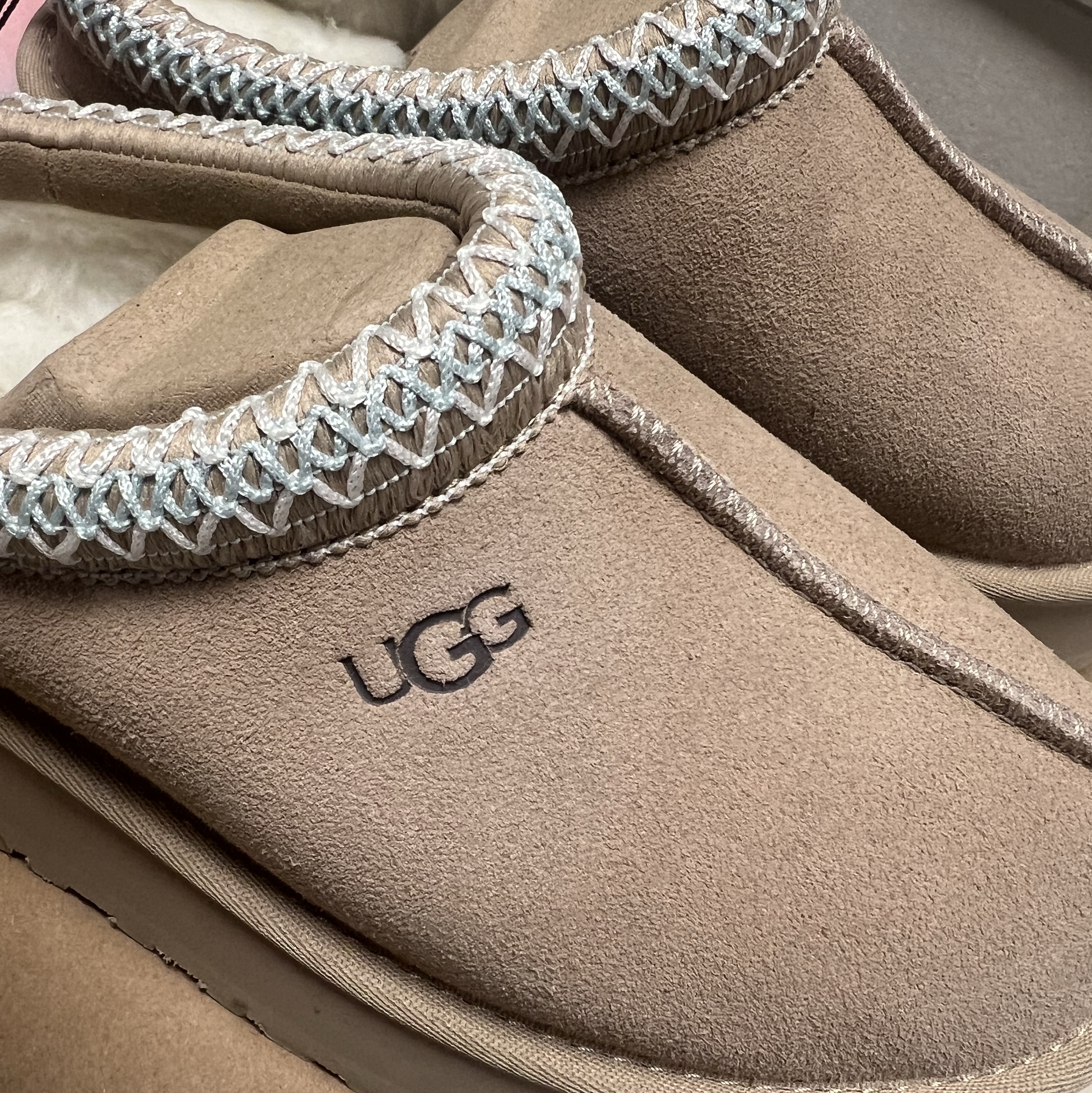 (W) UGG Tazz Slipper Sand 착용 스타일
