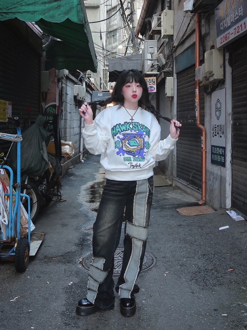 TONY HAWK Hawk College Graphic Crewneck Ivory 착용 스타일 - 1
