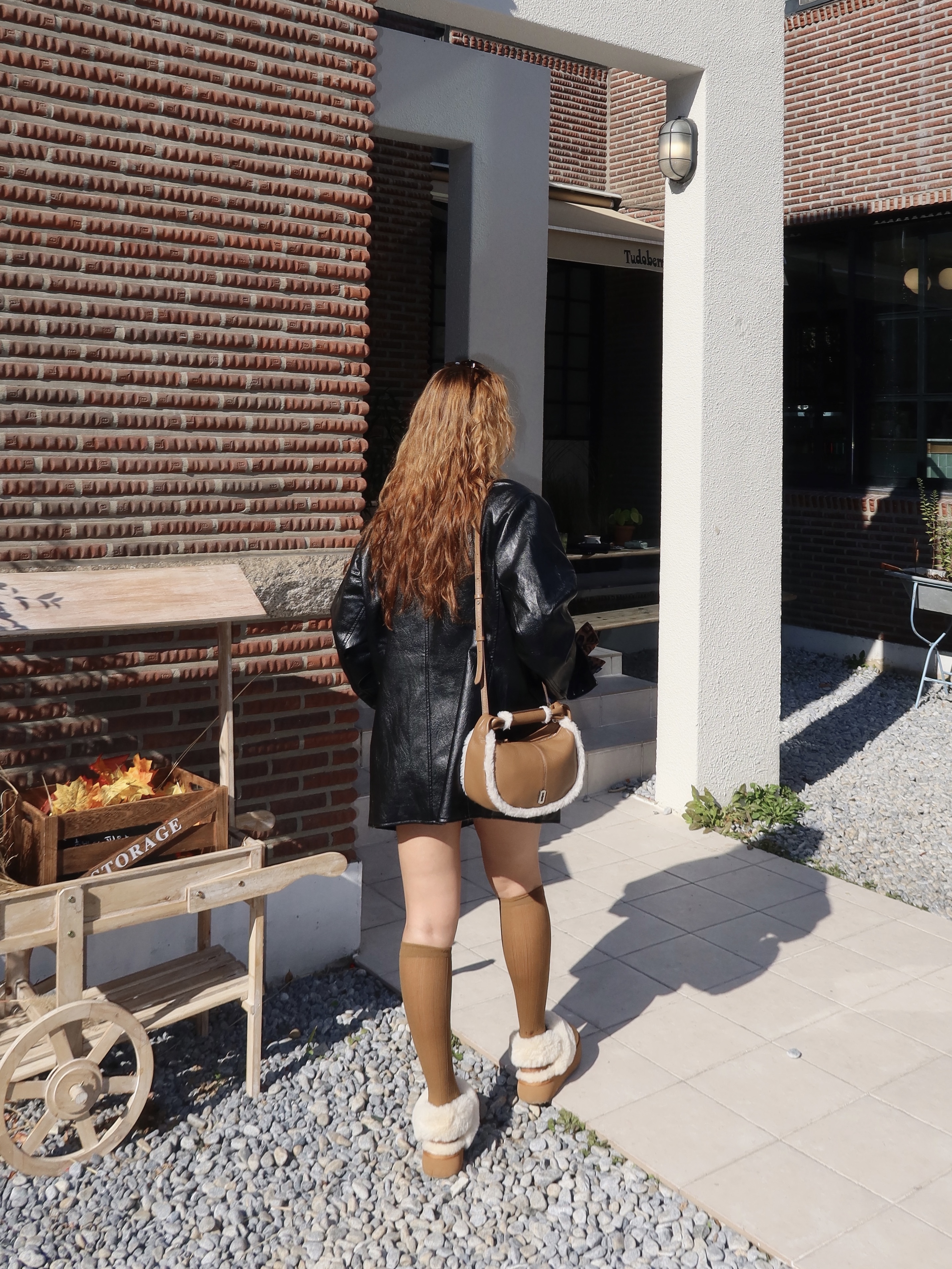 Vunque Toque Small Tote Black 착용 스타일 - 3
