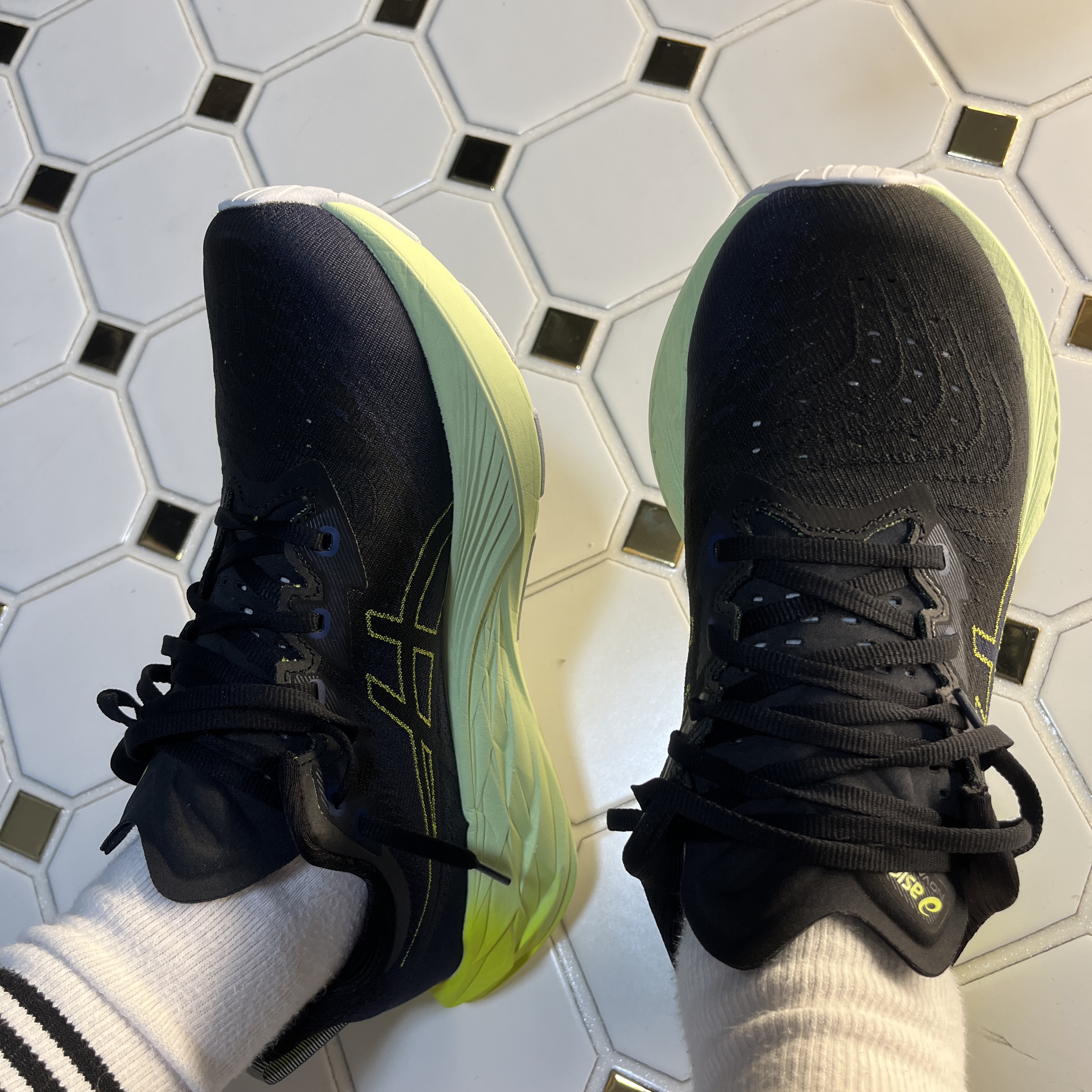 Asics Novablast 4 Black Blue Expanse 착용 스타일 - 2