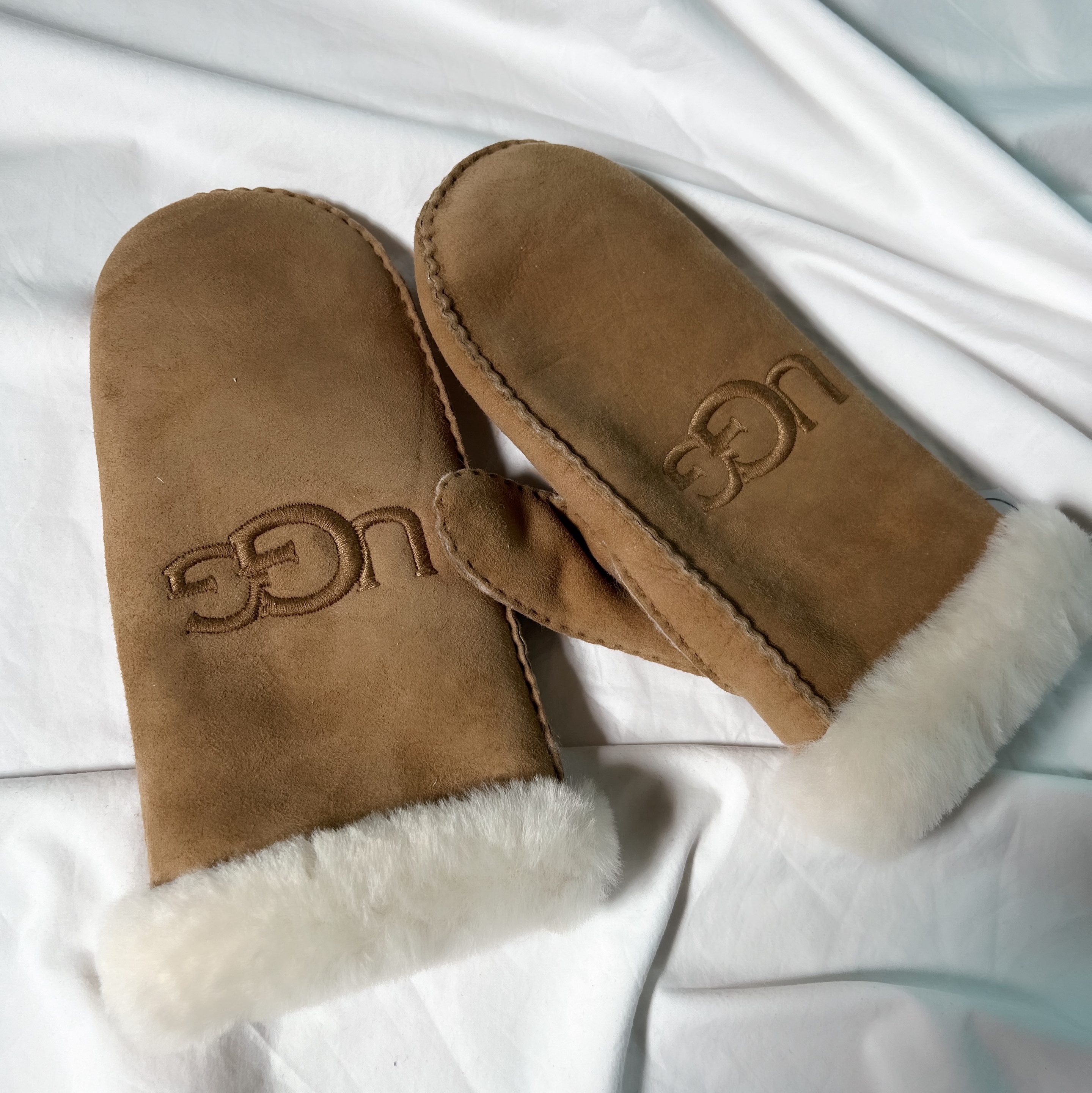 (W) UGG Shearling Embroider Mitten Chestnut 착용 스타일
