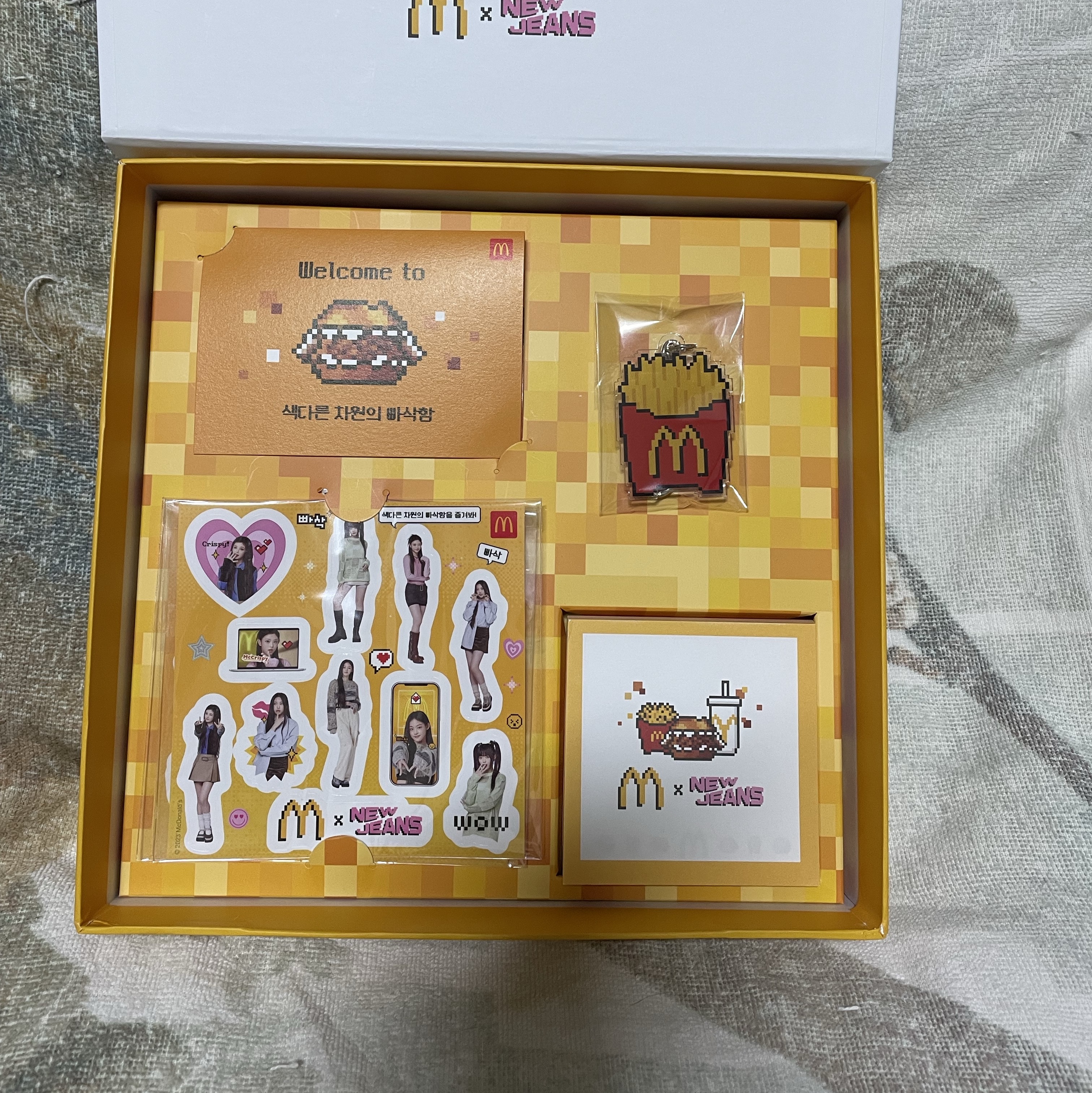 McDonald's x NewJeans Special Gift Set Collectors Kit (Without Voucher) 착용 스타일 - 3
