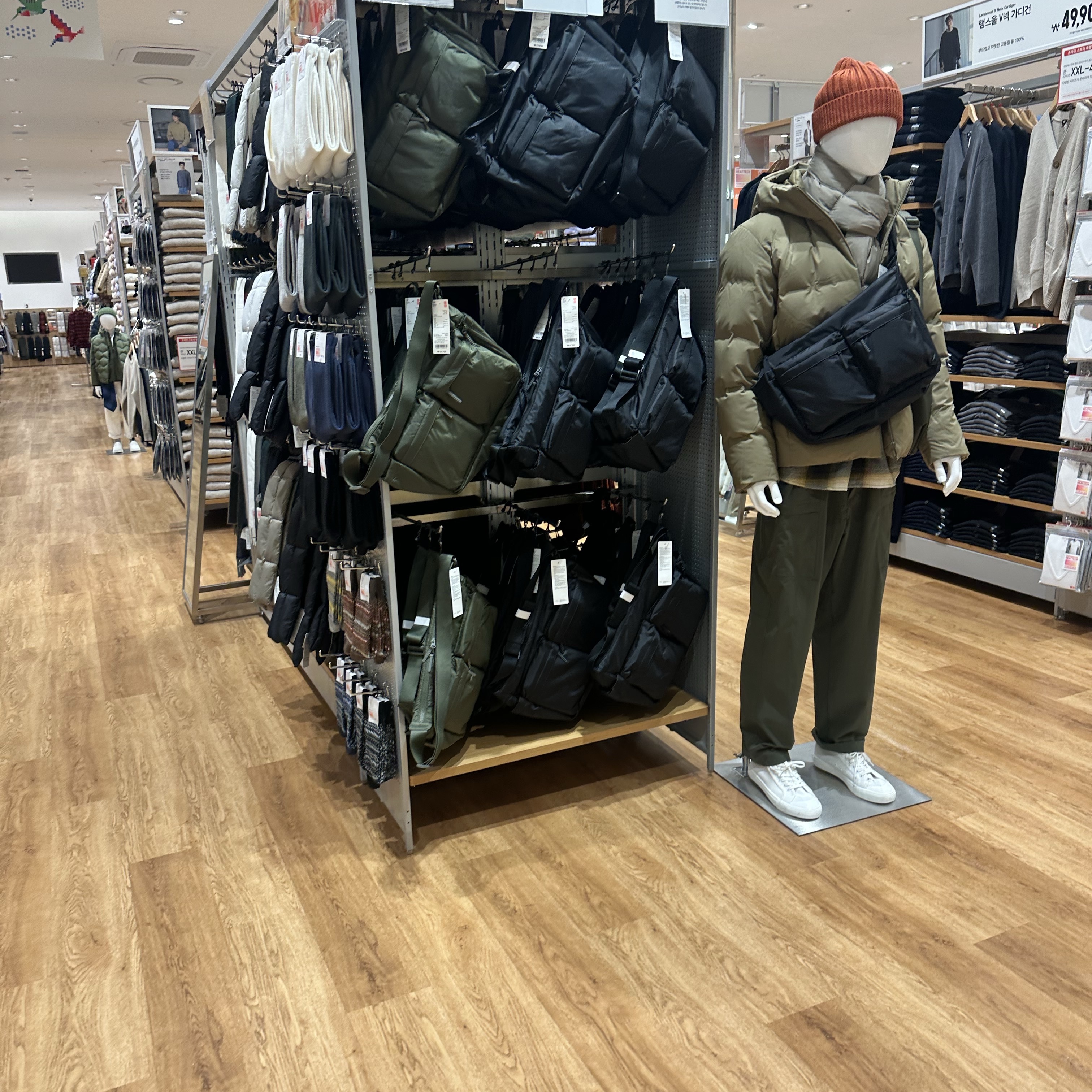 Uniqlo Multi Pocket Shoulder Bag Black 착용 스타일