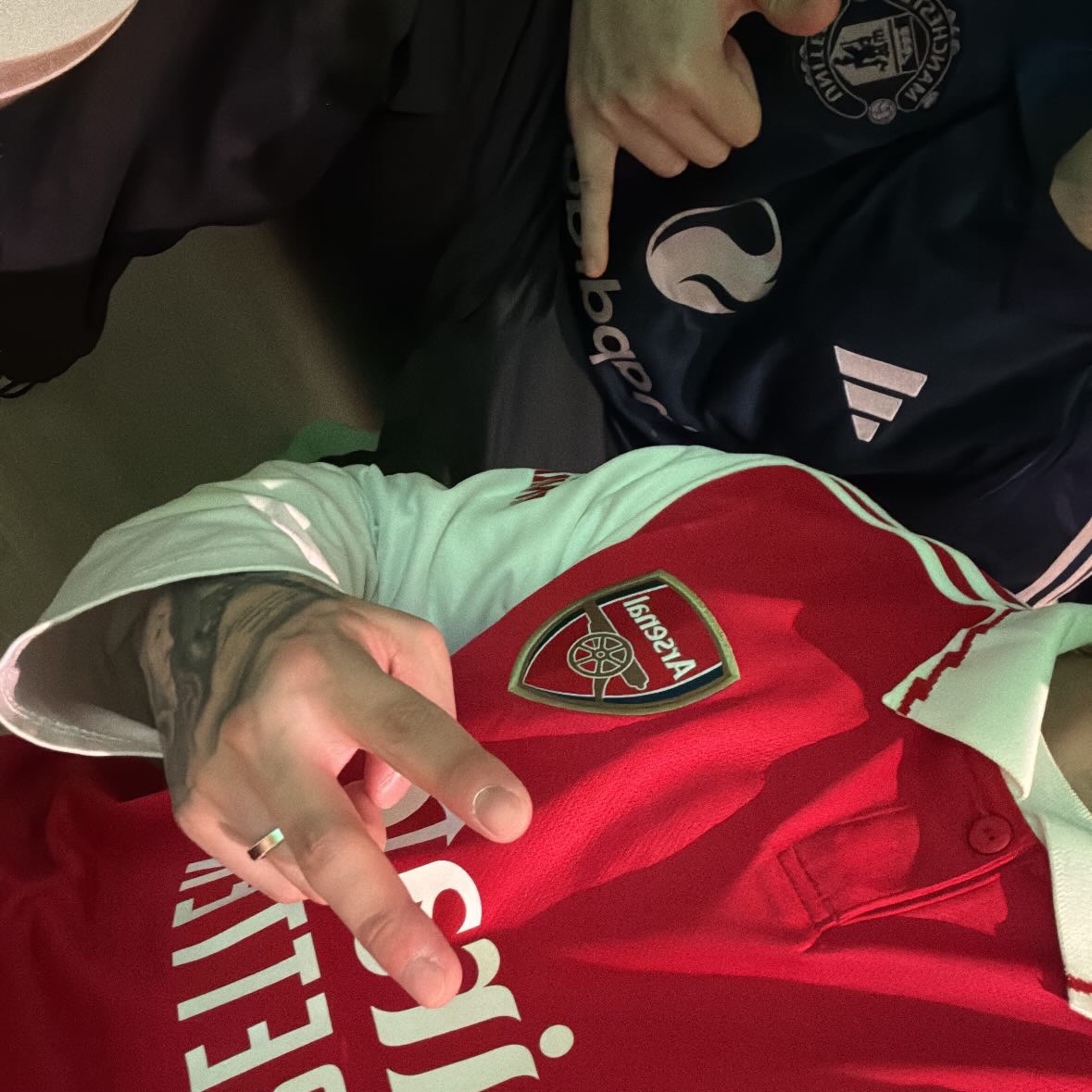 Adidas Arsenal 2022/23 Home Jersey Scarlet White - US Sizing (Non Marking Ver.), Adidas Manchester United 2024/25 Away Jersey Night Indigo - KR Sizing (Non Marking Ver.) 착용 스타일