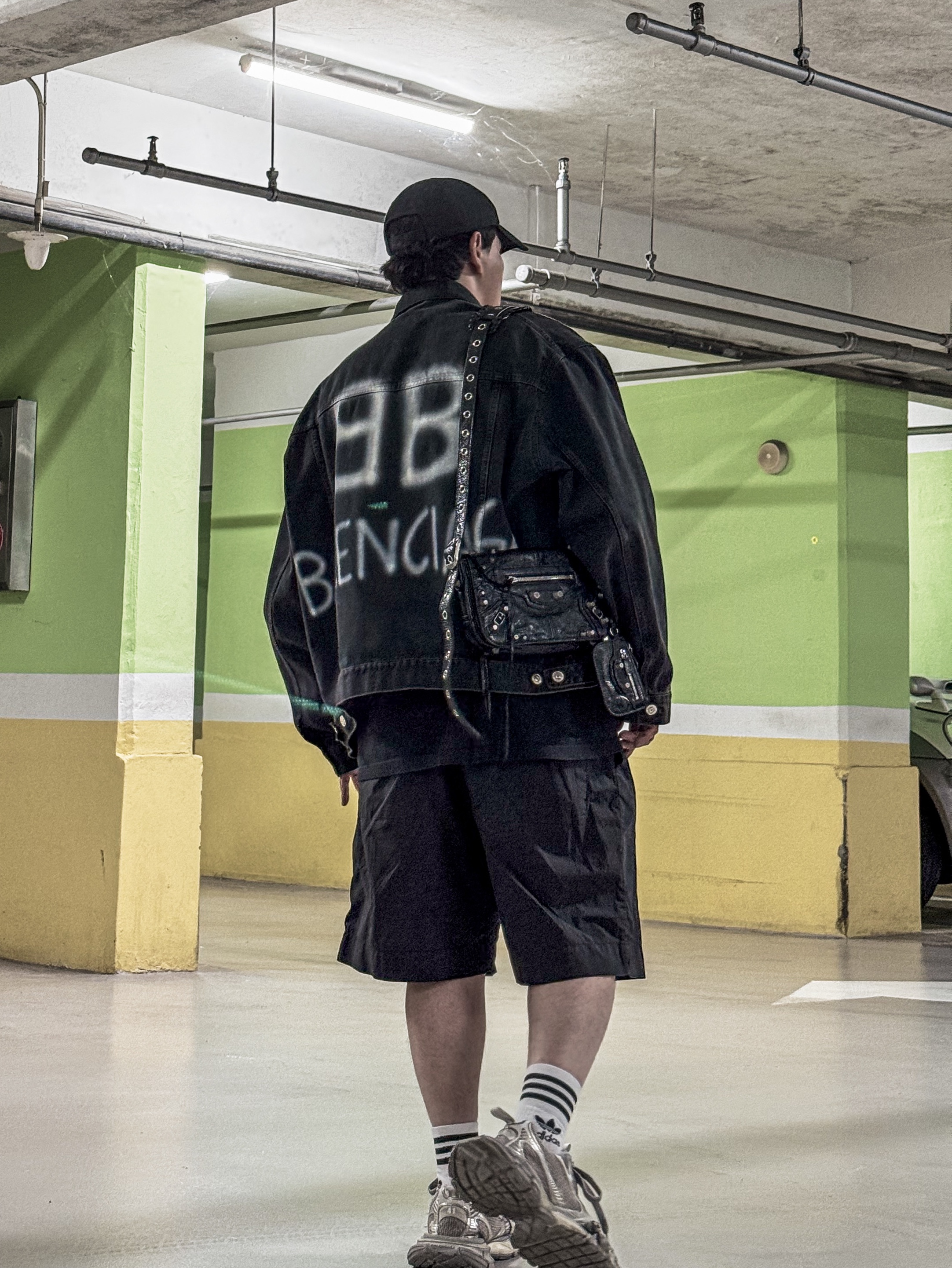 Balenciaga Logo Cap Black, Balenciaga Spray Paint Logo Denim Jacket Black 착용 스타일