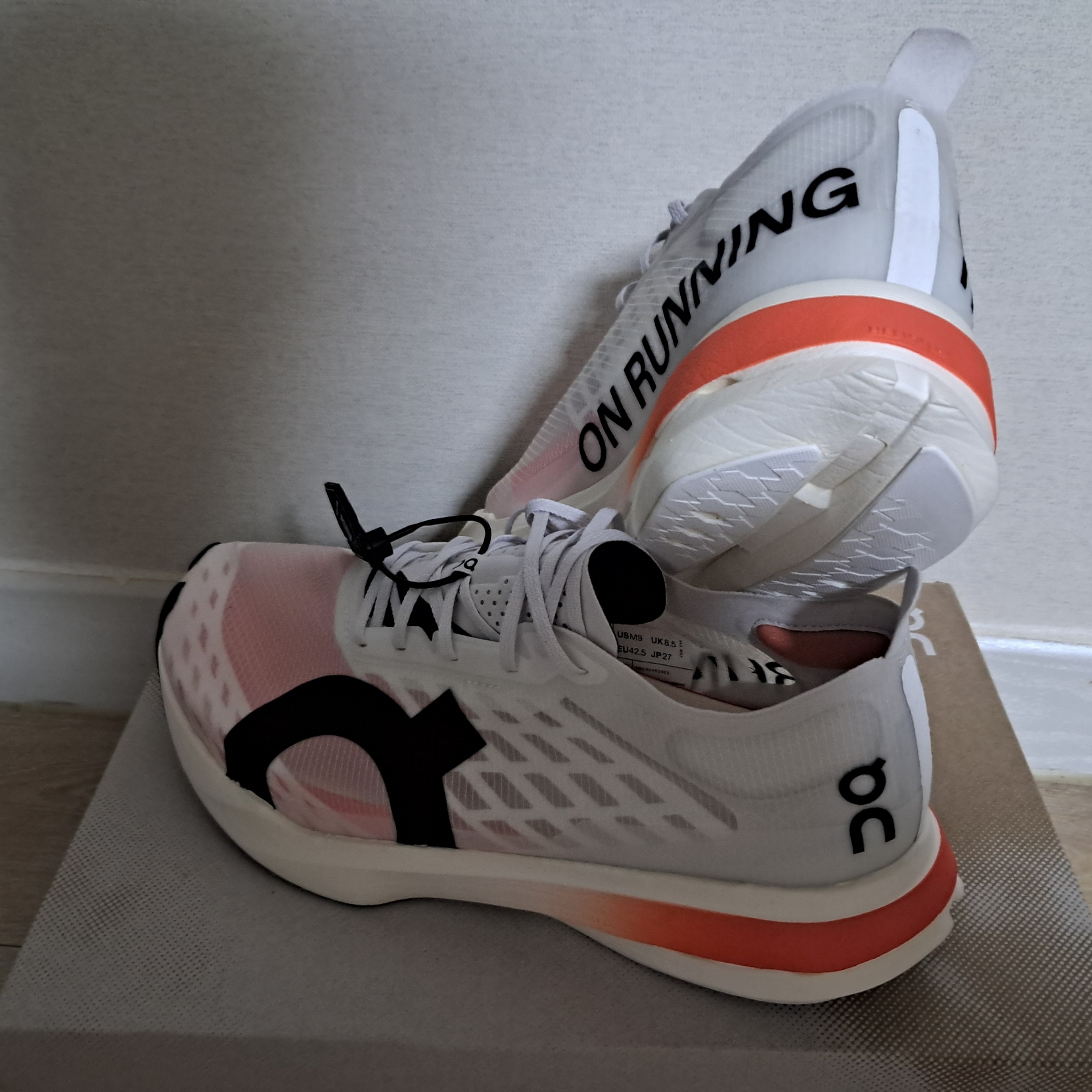 On Running Cloudboom Strike White Black 착용 스타일