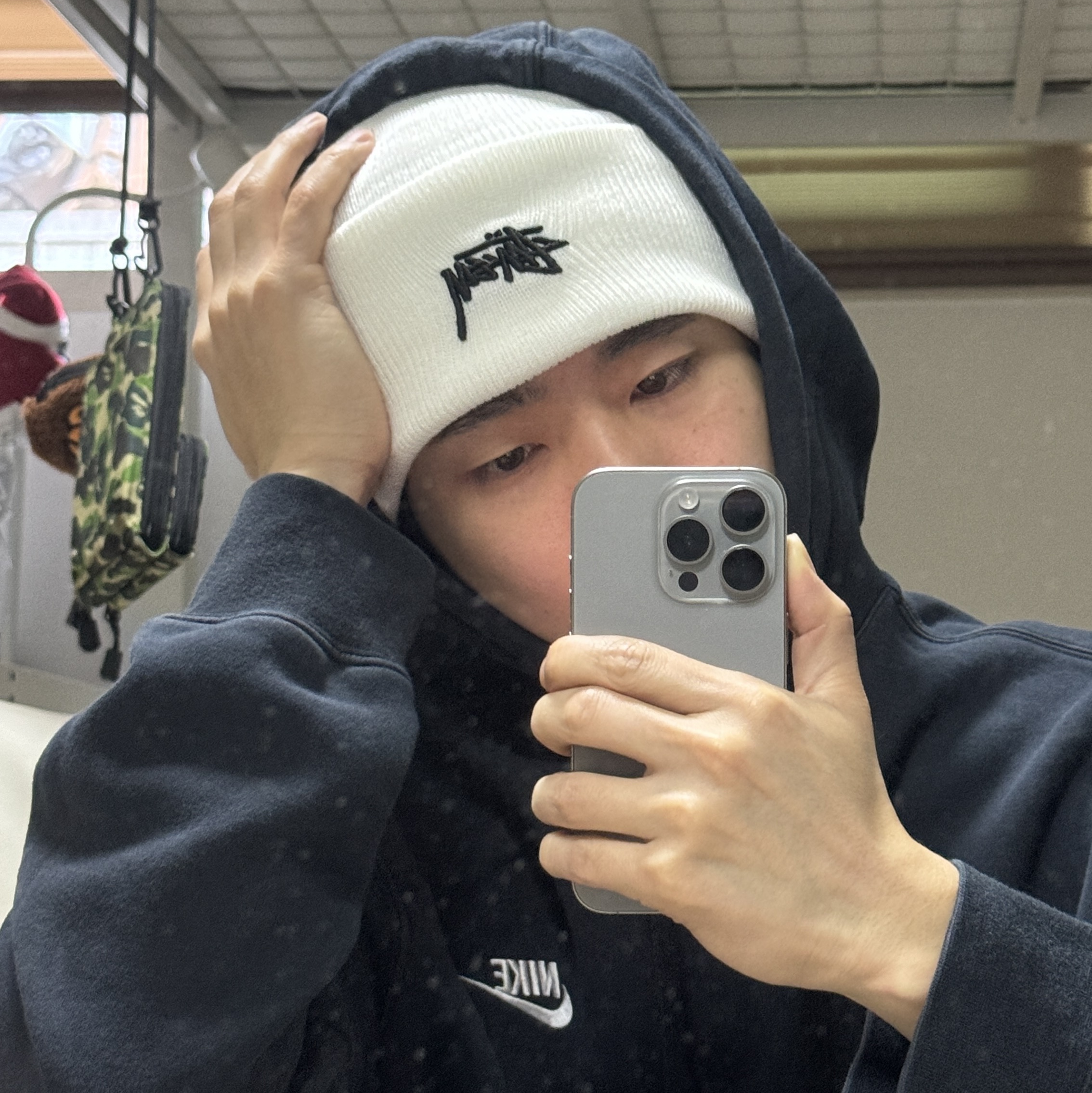 Nike x Stussy NRG Cuffed Beanie Summit White 착용 스타일 - 1