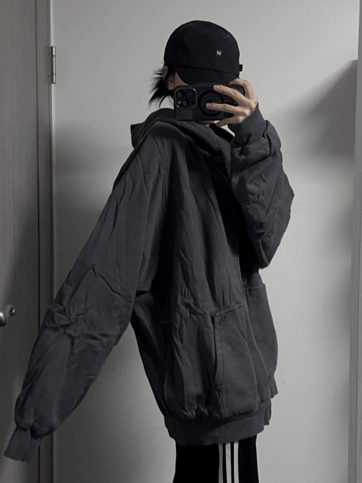 Yeezy YZY Zip-Up Hoodie Dark Grey, Yeezy Gap Engineered By Balenciaga Foldable Cap Black 착용 스타일 - 3