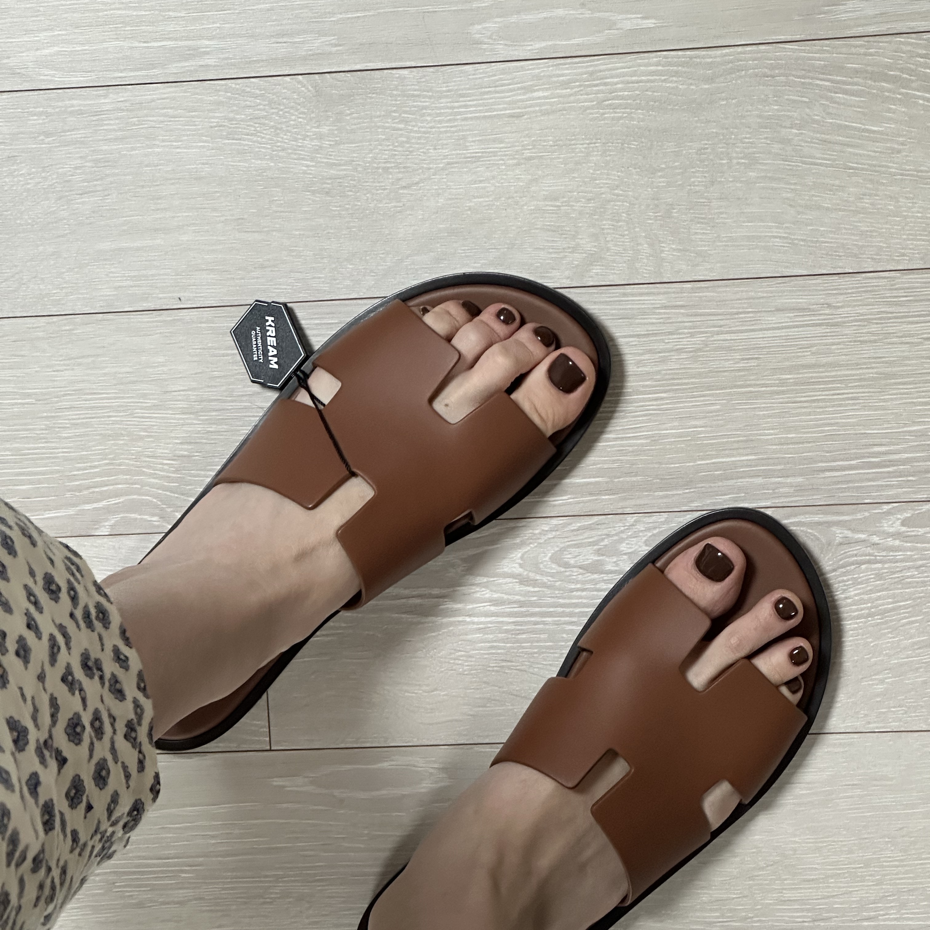 Hermes Izmir Sandal Calfskin & Gold 착용 스타일 - 1